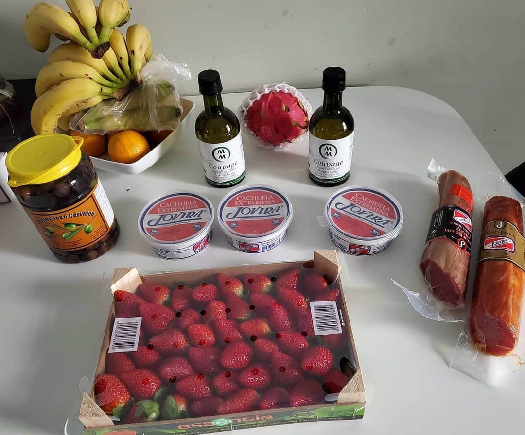 アルベルト・ロポのインスタグラム：「Que buenos productos tiene la tierra extremeña gracias a @jovira1950 y a #frutasmontijo podre disfrutar de todos ellos ya os contaré 😉 🤤」