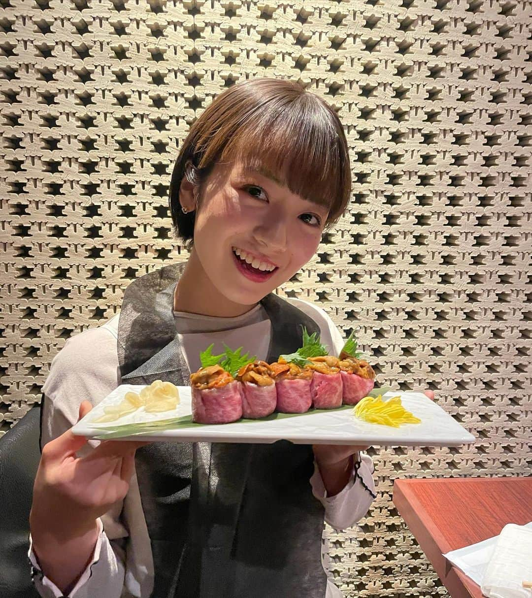 牛田英里のインスタグラム：「お肉持って幸せそう！！ この前放課後ぷらねっとで焼肉行った〜🤤 YouTubeにおいしいお肉たち食べながら色々話してます✌🏼  #焼肉 #放課後ぷらねっと」