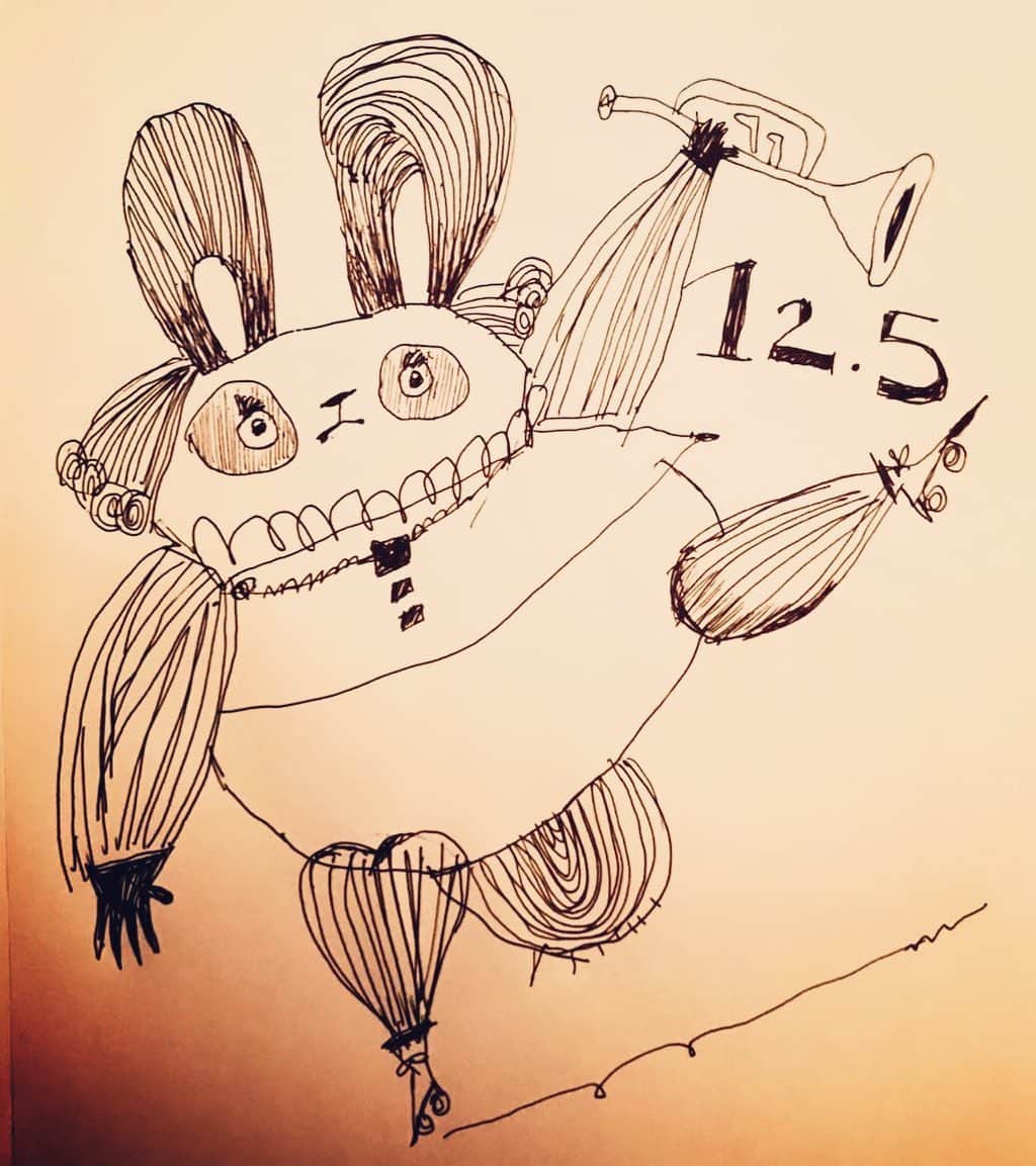 チアキコハラのインスタグラム：「君がパンダ描いてって言ったから １２月5日はパンダ記念日🐼🍞🥯 🎨（もう過ぎちゃったけど） . #🐼 #パンダ #pencil #drawing #ボールペン#art #artwork #illustration #animal #スケートしてる🛼 #いまは12月6日」