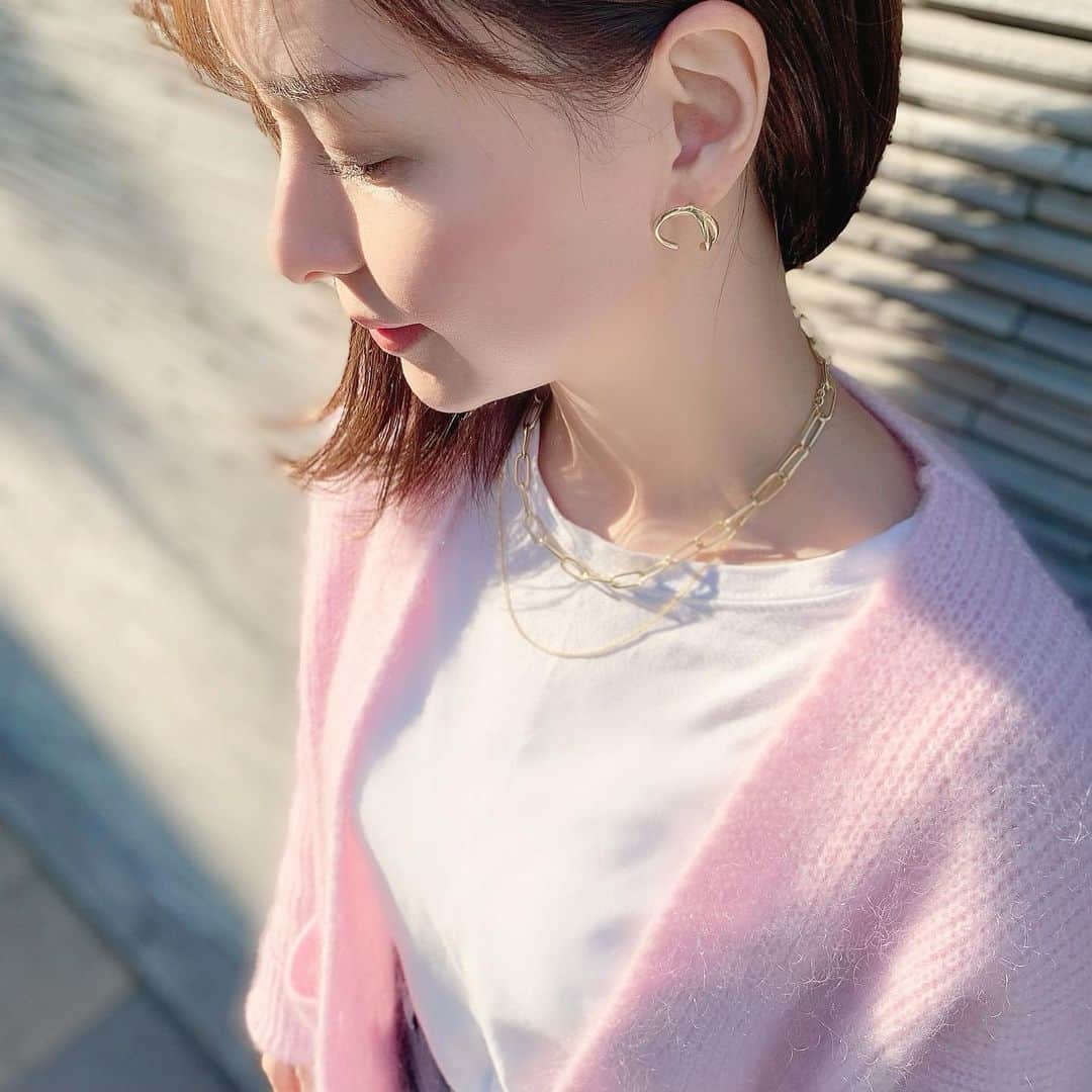 乙黒えりのインスタグラム：「New accessory  どんな服にも合わせやすいゴールドアクセを探してて、やっとポチりました。  #ネクレス@mienne.jp_official  #ピアス　@tao.collection.official   #accessory #ママコーデ#ゴールドアクセ#チェーンネクレス #beautyplus」