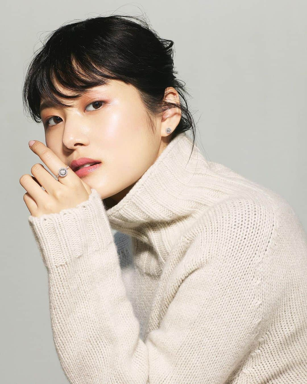 新井貴子さんのインスタグラム写真 - (新井貴子Instagram)「@25ansjp January issue🌟  Photo @520_igarashi  Styling #ayamiyoshi Hair @tomo8hair  Make-up @mariko_makeup  皆さんありがとうございました♡  The bangs wig makes me feel so fresh😂✨ 新鮮な前髪ウィッグ(1.２枚目)😳 前髪を伸ばしてみたくなりました🦁🤔」12月6日 21時51分 - kikoarai