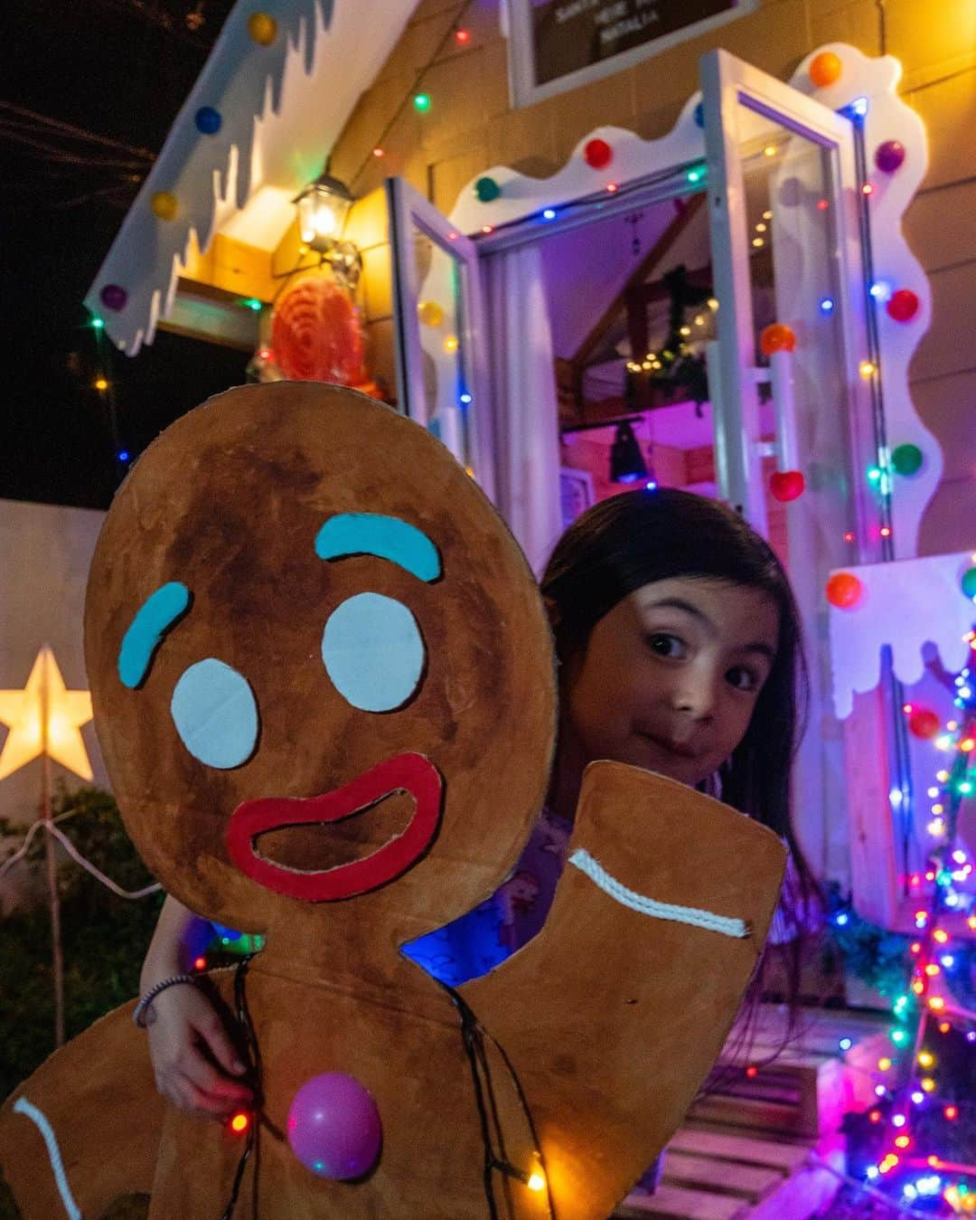 Niana Guerreroさんのインスタグラム写真 - (Niana GuerreroInstagram)「yesserr!! we turned natalia’s tiny house into a gingerbread house!! 🎄🥳 new vlog up on my channel hehe ❤️」12月6日 21時51分 - nianaguerrero