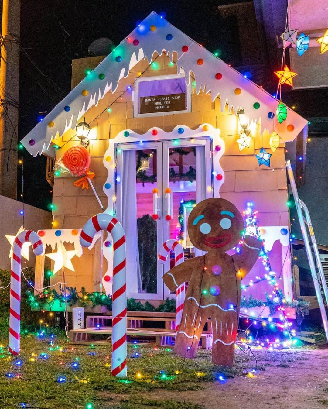 Niana Guerreroさんのインスタグラム写真 - (Niana GuerreroInstagram)「yesserr!! we turned natalia’s tiny house into a gingerbread house!! 🎄🥳 new vlog up on my channel hehe ❤️」12月6日 21時51分 - nianaguerrero