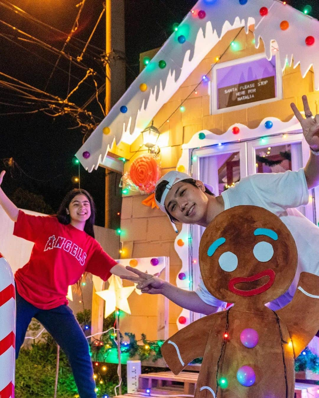 Niana Guerreroさんのインスタグラム写真 - (Niana GuerreroInstagram)「yesserr!! we turned natalia’s tiny house into a gingerbread house!! 🎄🥳 new vlog up on my channel hehe ❤️」12月6日 21時51分 - nianaguerrero