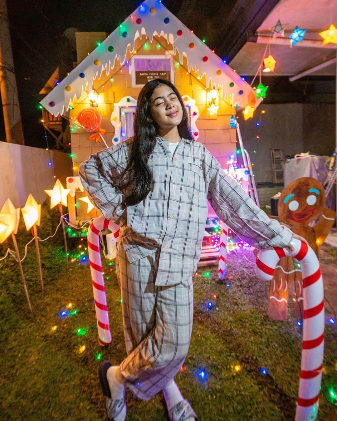 Niana Guerreroさんのインスタグラム写真 - (Niana GuerreroInstagram)「yesserr!! we turned natalia’s tiny house into a gingerbread house!! 🎄🥳 new vlog up on my channel hehe ❤️」12月6日 21時51分 - nianaguerrero