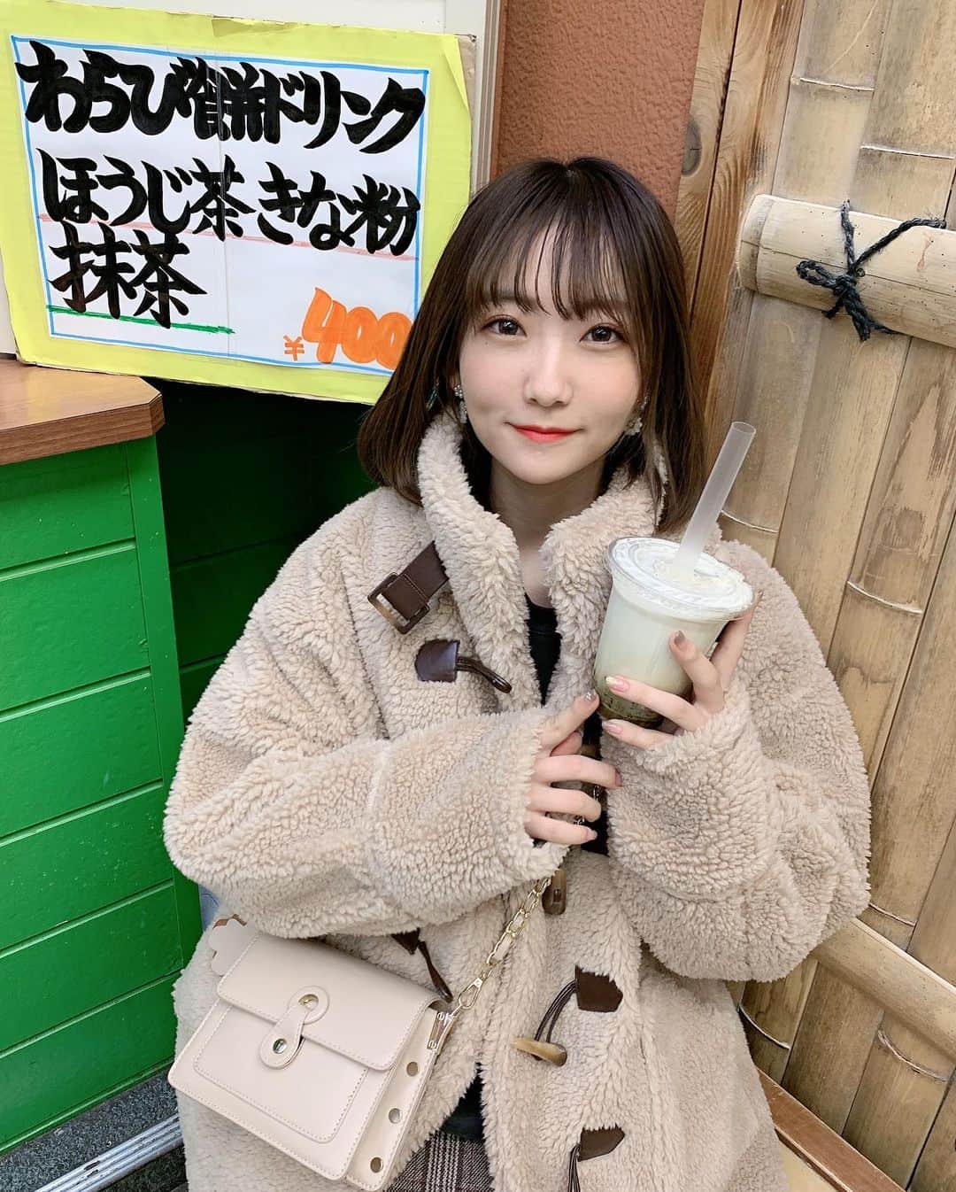 夏川愛実のインスタグラム：「﻿ ﻿ 甘香房さんの﻿ ほうじ茶きな粉わらび餅ラテ💓﻿ ありえんおいしかった！！！！🍂﻿ ﻿ ﻿ しあわせ〜🥰﻿ ﻿ ﻿ ﻿ #ほうじ茶ラテ#わらび餅ドリンク #大須商店街#大須#大須食べ歩き#大須ドリンク #大須フード#お茶#ほうじ茶#抹茶#抹茶ラテ #茶色コーデ#ベージュコーデ#ラテコーデ  #ラテカラー#もこもこ #ダッフルコート#niceclaup#ナイスクラップのアウター」