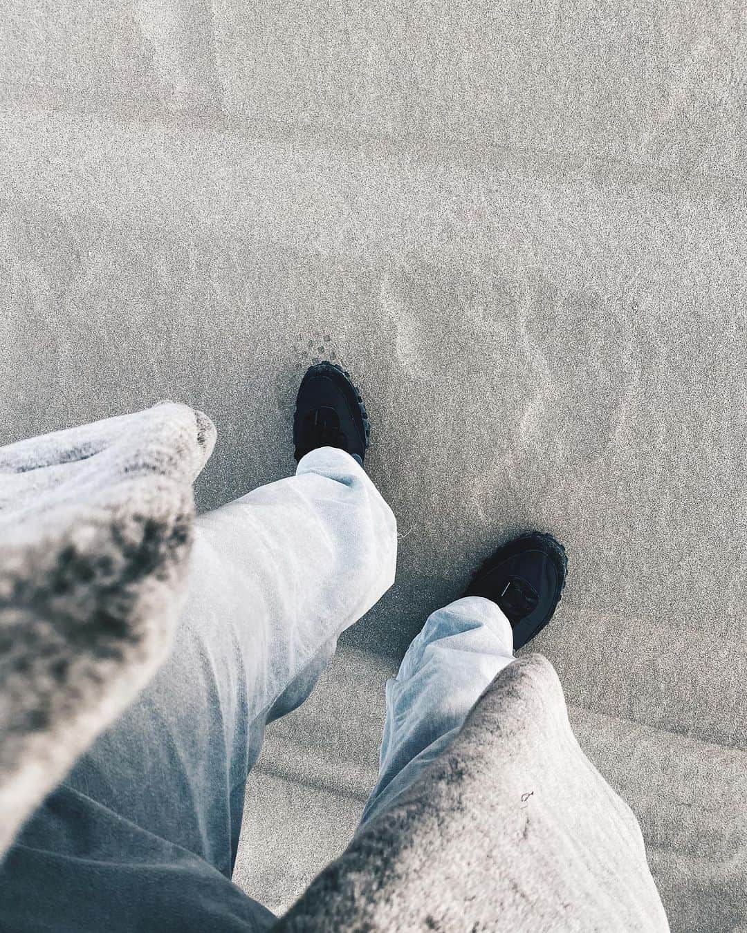 小塚源太のインスタグラム：「Winter sea🌊 思いきり遊んだ素材で組みあわせる グレーのワントーン #fakefur #fakesuede #menstyle」