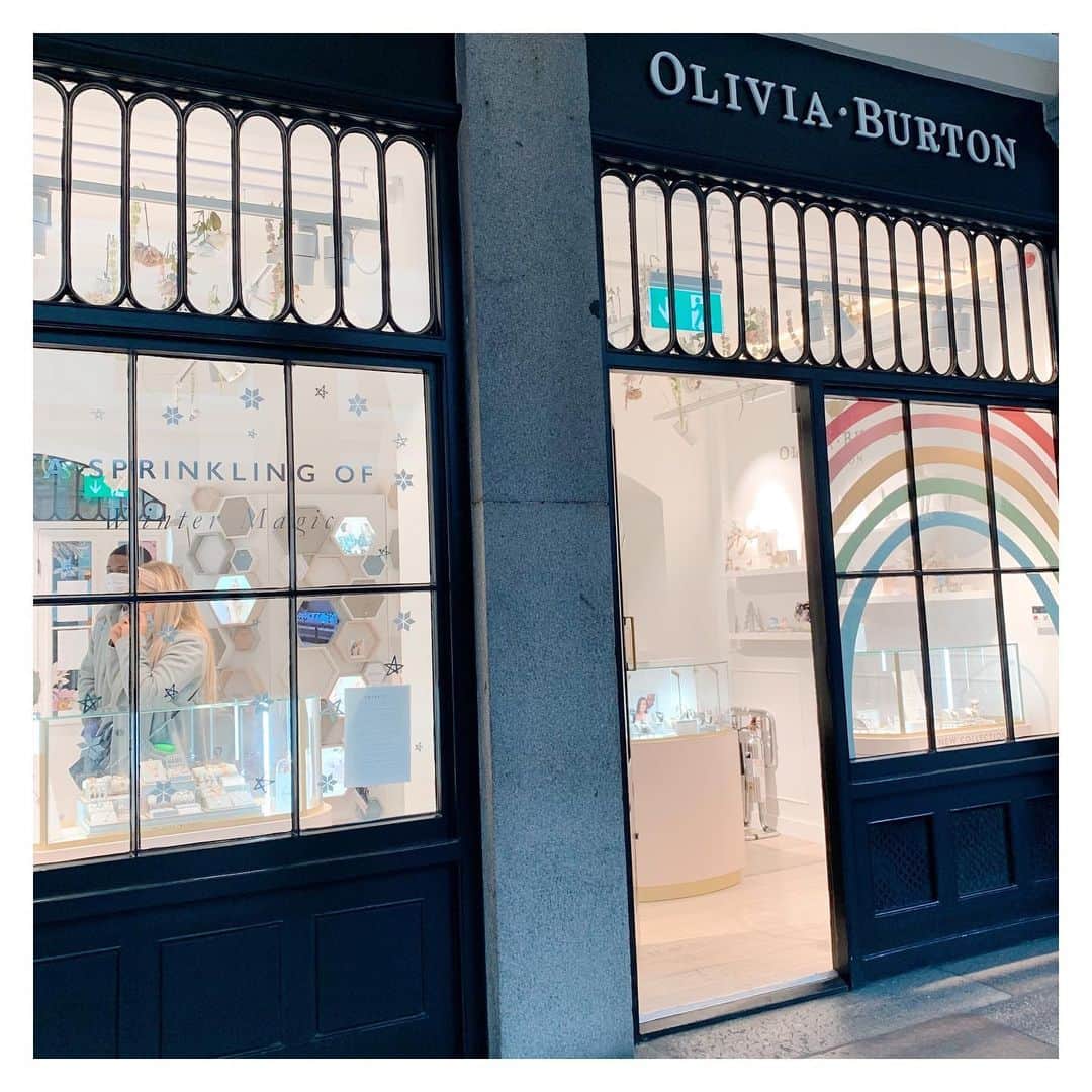 Olivia Burtonさんのインスタグラム写真 - (Olivia BurtonInstagram)「Our beautiful Covent Garden boutique is finally back open 🌈💗✨ #OliviaBurton #CoventGarden #PrettyLittleLondon #OliviaBurtonBoutique」12月6日 21時57分 - oliviaburtonlondon