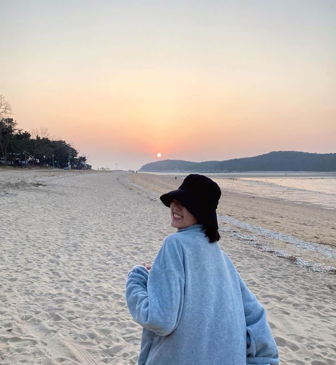 イム・ジンウのインスタグラム：「실미도가서 684부대 훈련받고 온 기분 (모래마냥 모래를 파내서 손 다틈) - #실미도 #실미유원지 #출동서비스」