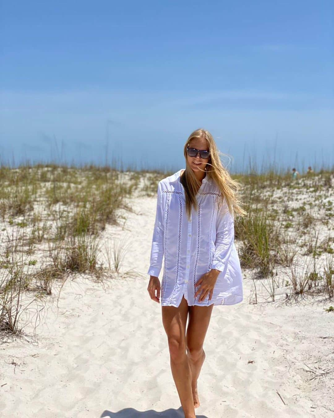 ダリヤ・クリシナさんのインスタグラム写真 - (ダリヤ・クリシナInstagram)「Walking barefoot on the sand when the sun is out ✌🏼👣☀️ ⠀ Прогулка босиком по песку — это лучшая физкультура, придуманная природой. А если светит солнце, значит польза двойная ✌🏼👣☀️  #barefoot #sundayfunday #sunshine #daryaklishina」12月6日 21時58分 - dariaklishina