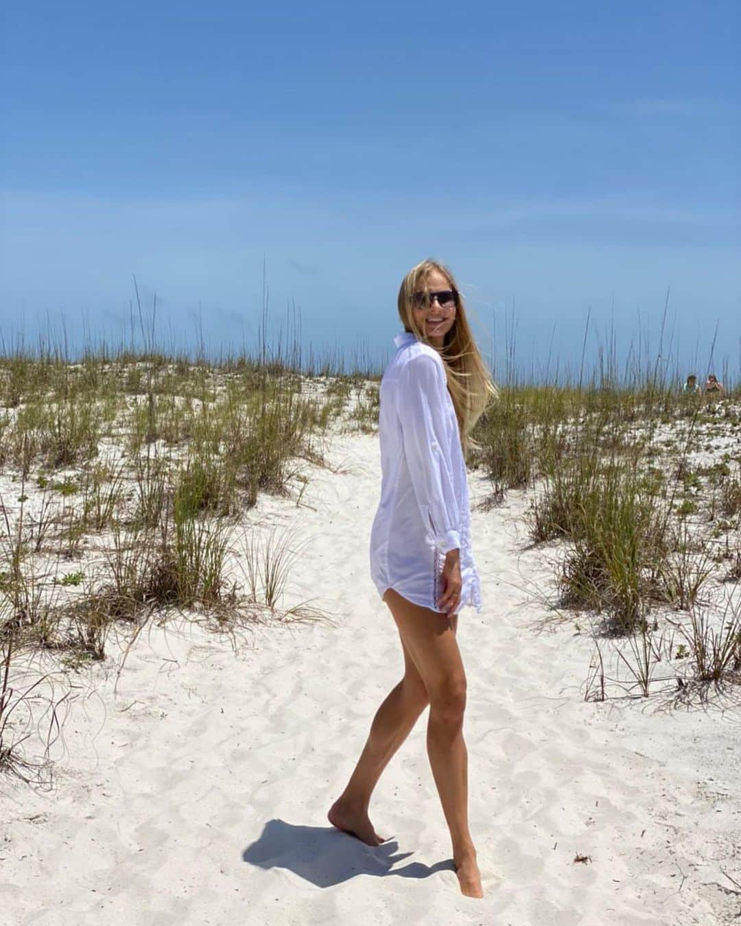 ダリヤ・クリシナさんのインスタグラム写真 - (ダリヤ・クリシナInstagram)「Walking barefoot on the sand when the sun is out ✌🏼👣☀️ ⠀ Прогулка босиком по песку — это лучшая физкультура, придуманная природой. А если светит солнце, значит польза двойная ✌🏼👣☀️  #barefoot #sundayfunday #sunshine #daryaklishina」12月6日 21時58分 - dariaklishina