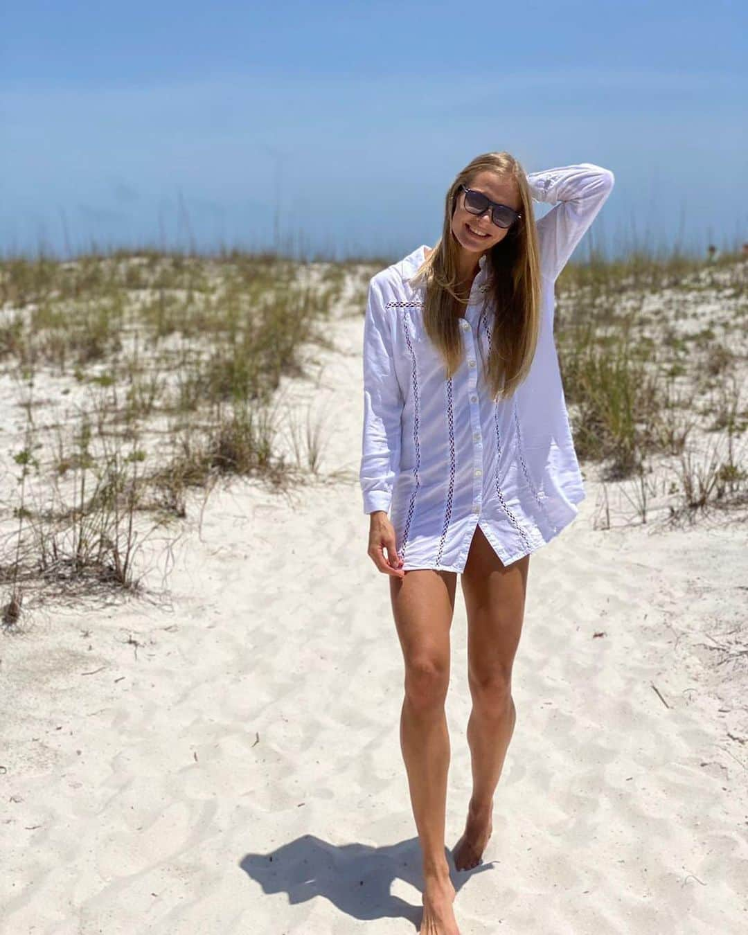 ダリヤ・クリシナさんのインスタグラム写真 - (ダリヤ・クリシナInstagram)「Walking barefoot on the sand when the sun is out ✌🏼👣☀️ ⠀ Прогулка босиком по песку — это лучшая физкультура, придуманная природой. А если светит солнце, значит польза двойная ✌🏼👣☀️  #barefoot #sundayfunday #sunshine #daryaklishina」12月6日 21時58分 - dariaklishina