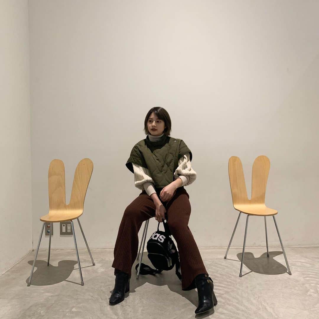 えなちぃのインスタグラム：「金沢旅行に行った時の🍃 楽ちんなリブニットパンツは、 @andmyme.official のです🙊✨ 何色か色展開してます！ 私は、ブルベなので ベージュは似合わず、ブラウンにしました❤️」
