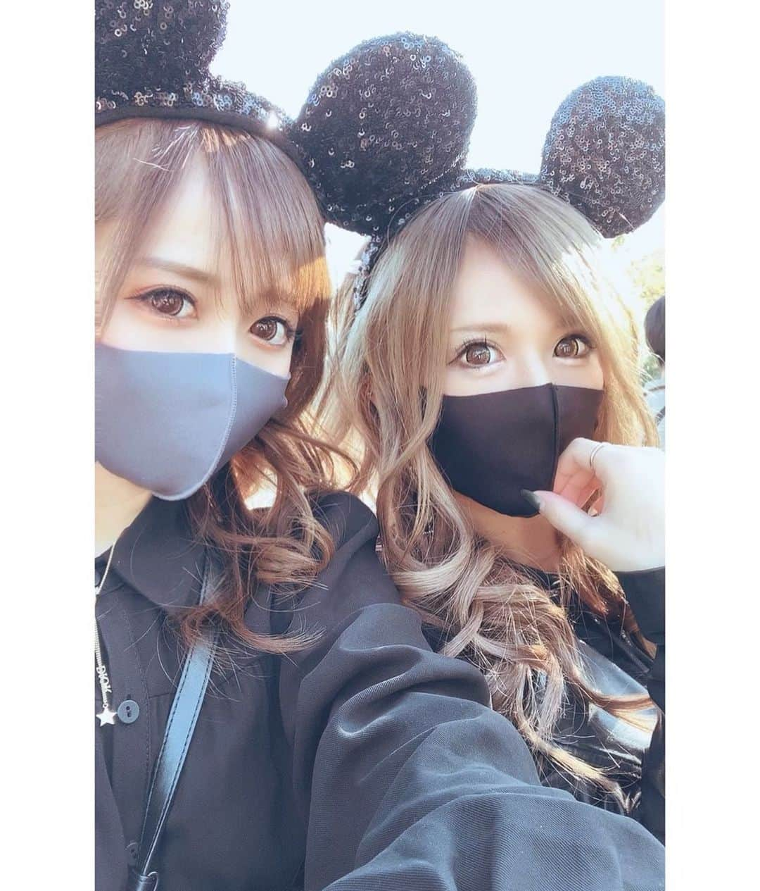 星河るいのインスタグラム：「. . ブラックコーデ🖤  んでもって美女と野獣当たって ラッキーだった🏰🥀  ディズニーに関しては りーに任せっきりいつもさんきゅ🌹❤︎ . . #ディズニー#ディズニーランド#disney#ブラックコーデ#美女と野獣#あれ酔うわ#絶叫大好きな私でも#ムービーも撮らずじっとしてた笑」