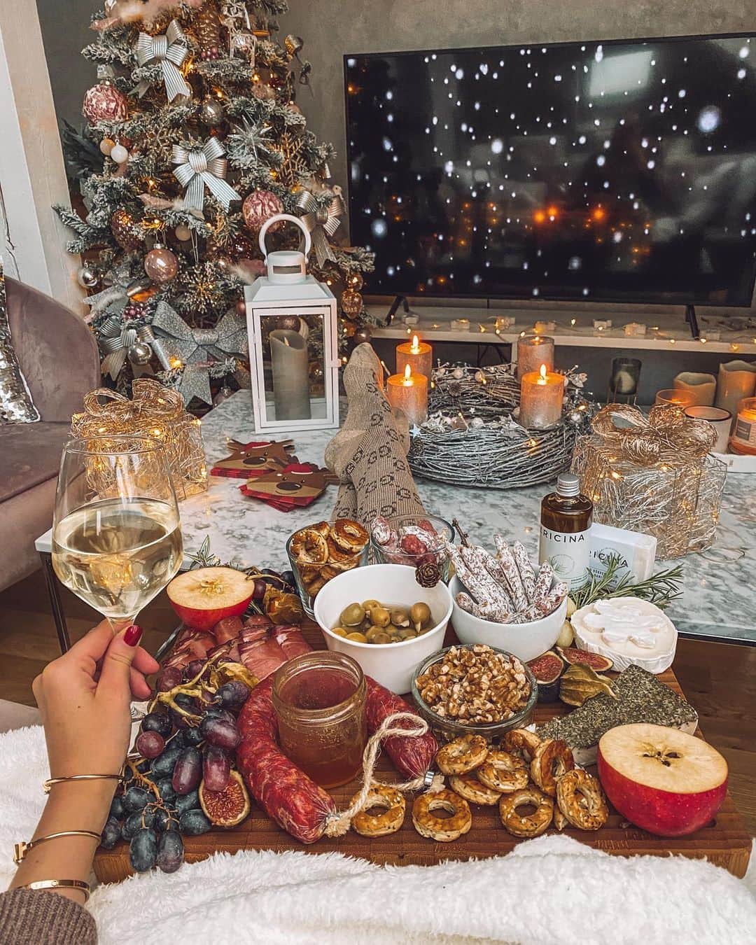 のインスタグラム：「I am happy to announce my partnership with @visitsouthtyrol ❄️ since I am not able to visit the region myself, I am bringing a piece of South Tyrol to my home! 🎄 To bring a piece of South Tyrol to you, we decided to giveaway a "well-being box" in which you can find a bodyoil and soap by LaRicina, together with bath salts, honey and tea. To enter the giveaway you need to be a follower of @fashioninmysoul and @visitsouthtyrol and answer the question "What do you associate with South Tyrol?" The winner will be chosen on 12th of December. GOOD LUCK! #SuedTirol #SouthTyrol #EverythingWeLove」