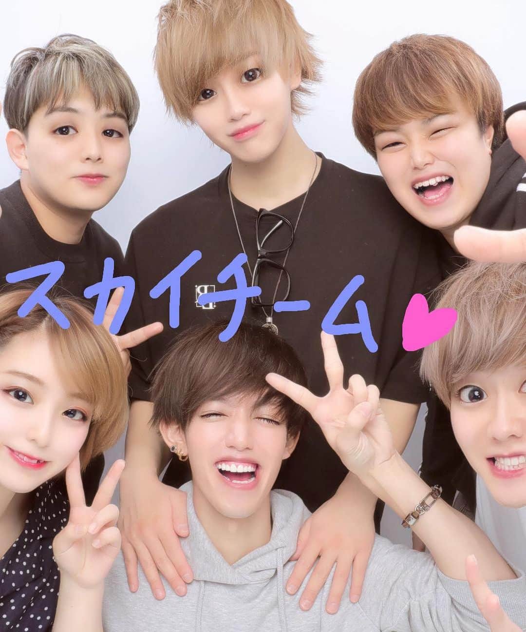 のインスタグラム：「スカイチームで初プリ📸 みんなでプリクラ撮るっていう夢が叶ったよ🥺✨  プリクラ撮った後にじんさんがUFOキャッチャーでカービィ取ってくれました🤩 大切にします😊  #スカイチーム #初プリ #家族 #カービィ #ufoキャッチャー  #タグ付けモザイク」
