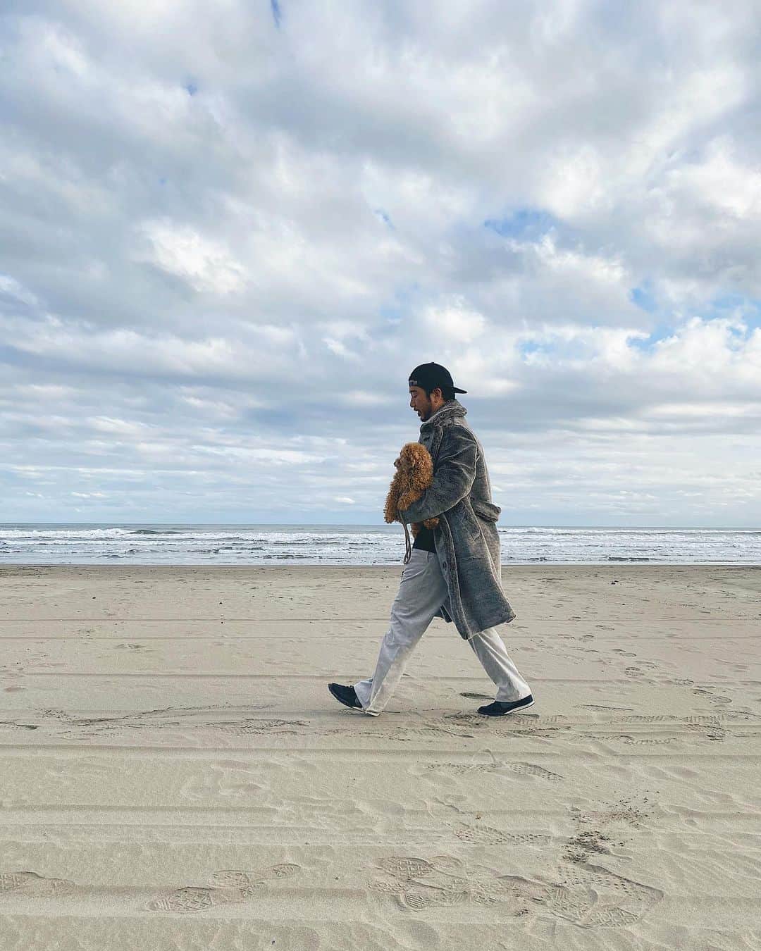小塚源太のインスタグラム：「🐕🌊 思いきり遊んだ素材で組みあわせる グレーのワントーン #fakefur #fakesuede #menstyle」