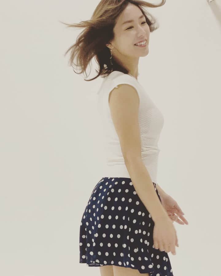シト山口のインスタグラム：「いよいよ，月曜日21時から予約開始です( ´ ▽ ` )ﾉ💕✨  シトさんくらいなら撮れるようになる撮影セミナーvol.57 クリスマスコスも３mのクリスマスツリーもあります♫ 本条舞（アライズプロモーション所属） 【日時】12月13日（日曜日） 【場所】うちのスタジオ、名古屋市西区の外れ。 エモーション撮影会の下の階です。 【対象】シトさんフォロワー。 【講師】はシトさんです。今回はカメアシです。 【内容】プロのスタジオで大型ストロボを使った本格的な撮影です。 　基本的に個人撮影会と同様ですが、プロがカメアシとして付き添い本格的な撮影を体験します。 予約表 １部＿ 9：00～ 9：45  ２部＿10：15～11：00  ３部＿11：30～ 12：15  お昼＿12：15～ 13：00 ------ ４部＿13：00～13：45  ５部＿14：15～15：00  ６部＿15：30～16：15  ７部＿16：45～17：30  ８部＿18：00～18：45  ９部＿19：15～20：00  料金】16,500円 一眼レフカメラレンタルは+2,100円  受付はメッセージで 受付の際、モデル名と時間を明記ください。複数枠の受け付け歓迎です。 予約受付は 12月07日21時〜です。 （セミナー参加４回目からの方は20時〜） よろしくお願い致します」