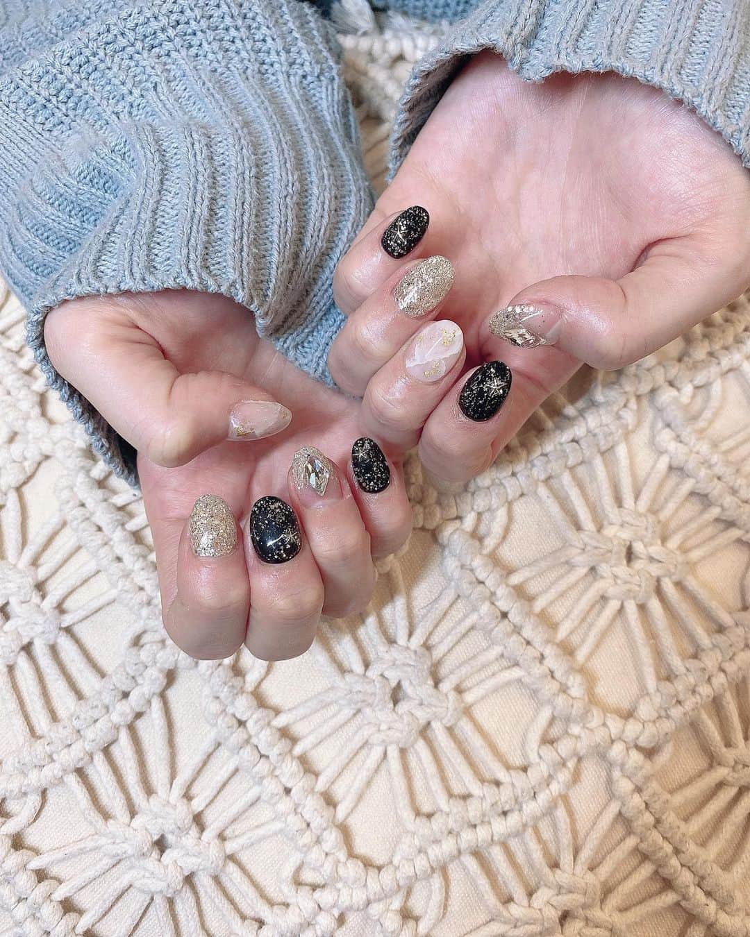 のインスタグラム：「🌌🌌🌌🖤 珍しくブラックネイルにしてみたよ〜星空みたいでかわいくなった🥰 ストーンは縁だけ固めてもらったのでキラッキラ🌟✨✨  @chipieee_ebisu いつもありがとうございます🥰🥰🥰」