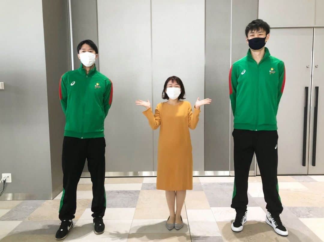 有田優理香のインスタグラム：「JTサンダーズ広島の地元戦。勝利とはなりませんでしたが、2日間熱いプレーをたくさん見られました✨バレーボールの展開の早さ！プレーの一つ一つにドキドキして、目が離せませんでした！ 選手の皆さま、現地観戦、テレビ観戦の皆さま、本当にお疲れさまでした！！  あ、この写真何も加工しておりません😂  #jtサンダーズ広島 #vリーグ #山本将平 #小野寺太志 広島テレビ　#告知に来てくださいました　#身長差」