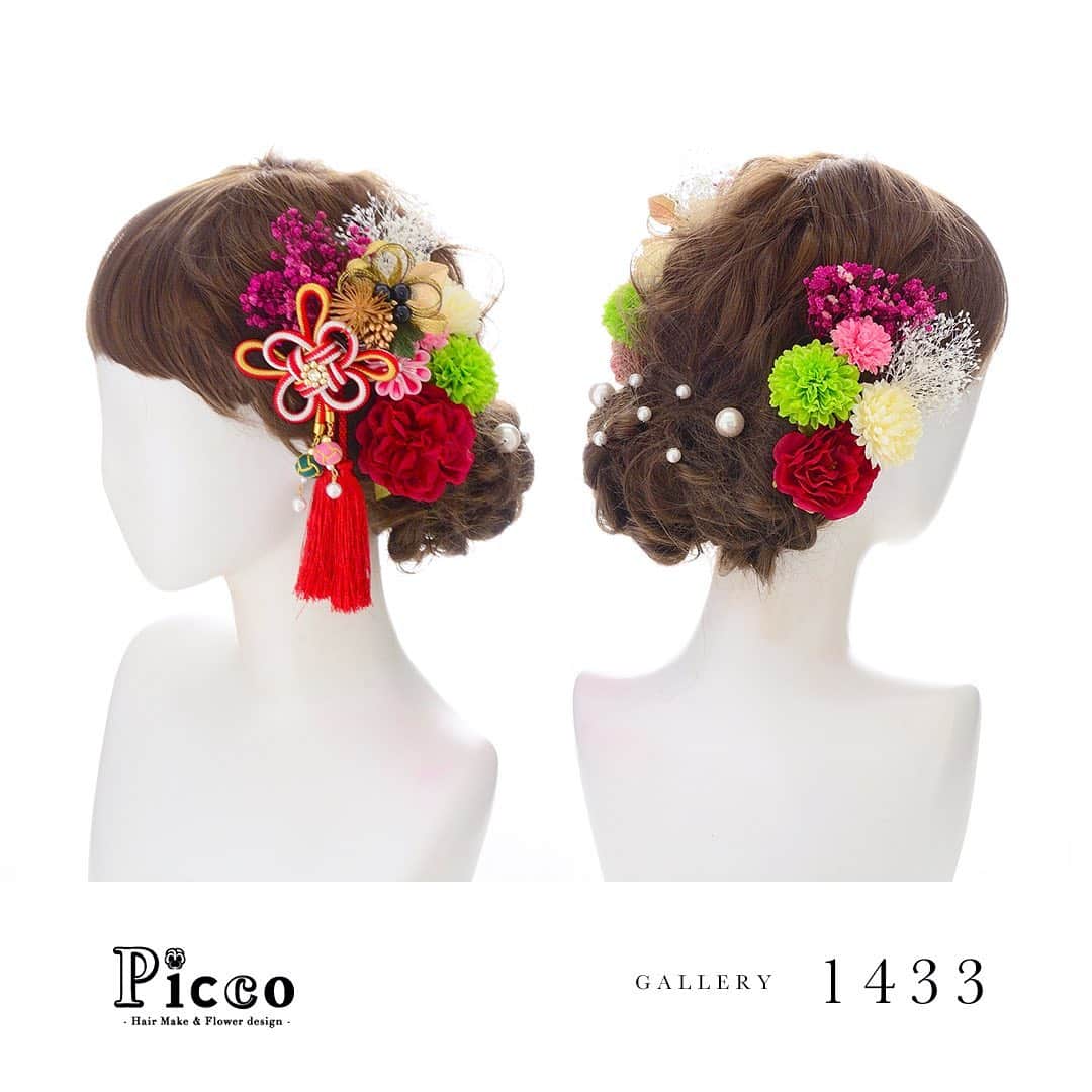 髪飾りの『Picco（ピッコ）』のインスタグラム：「﻿ 🌸 Gallery 1433 🌸﻿ ﻿ ﻿ 【 #成人式　#髪飾り 】﻿ ﻿ ﻿ #Picco #オーダーメイド髪飾り #振袖ヘア #成人式ヘア﻿ ﻿ 白金赤の組紐飾りと小振りローズをメインに、振袖柄からセレクトしたカラーのマムで盛り付けました❤️💚💖﻿ サイドには実飾り、ピンクのかすみ草を添え、バックにはパール散りばめた、華やかな和スタイルに仕上げました😍💕﻿ ﻿ ﻿ #ローズ﻿ #カラフル﻿ #ピンク﻿ #組紐﻿ #成人式髪型﻿ ﻿ デザイナー @mkmk1109﻿ ﻿  ﻿ #アーティフィシャルフラワー #ヘアアクセサリー #花飾り #造花　﻿  #伝統 #和装﻿ ﻿ #カラフル #かすみ草 #成人式前撮り ﻿ ﻿ #ヘアスタイル #赤 #二十歳 #振袖　#👘﻿ #袴 #着物 #マム #ドライフラワー﻿」