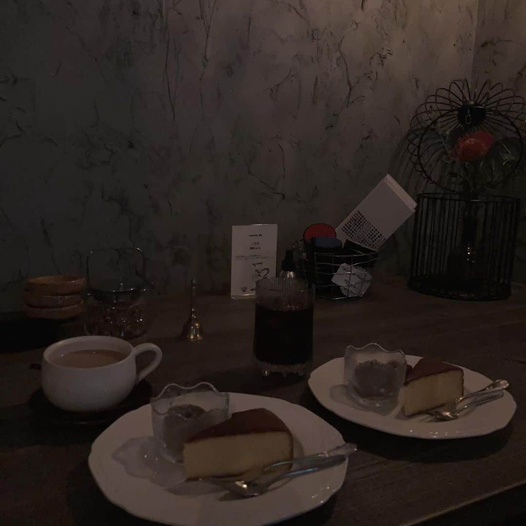 のインスタグラム：「﻿ ﻿ めちゃくちゃ暗くて何も見えんけど﻿ うちらの場所にする✌🏻🥺🖤﻿ 烏龍茶アイス美味だった🍨🇨🇳﻿ ﻿ ﻿ ﻿」