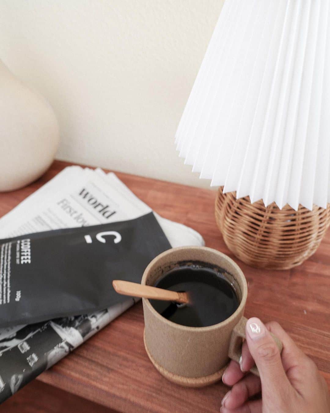島野ミキのインスタグラム：「・ ・ @c_coffee_official お店に今まではお茶しか出してなかったのですが、 ご要望もあったのでコーヒーご用意しました。   ﻿ ﻿Ccoffeeは炭のパウダーが﻿入っているコーヒーで 炭の吸着力が高いので﻿ カラダの中の﻿不要なものをデトックスもできちゃうし 何よりもすごく美味しいんです☕️ 是非是非飲みにいらしてください☺️✨ ﻿・ ・ #チャコールコーヒー #ダイエットコーヒー#コーヒーのある暮らし#炭 #MCTオイル#チャコールクレンズ#ダイエット #シーコーヒー#cコーヒー #c_coffee」