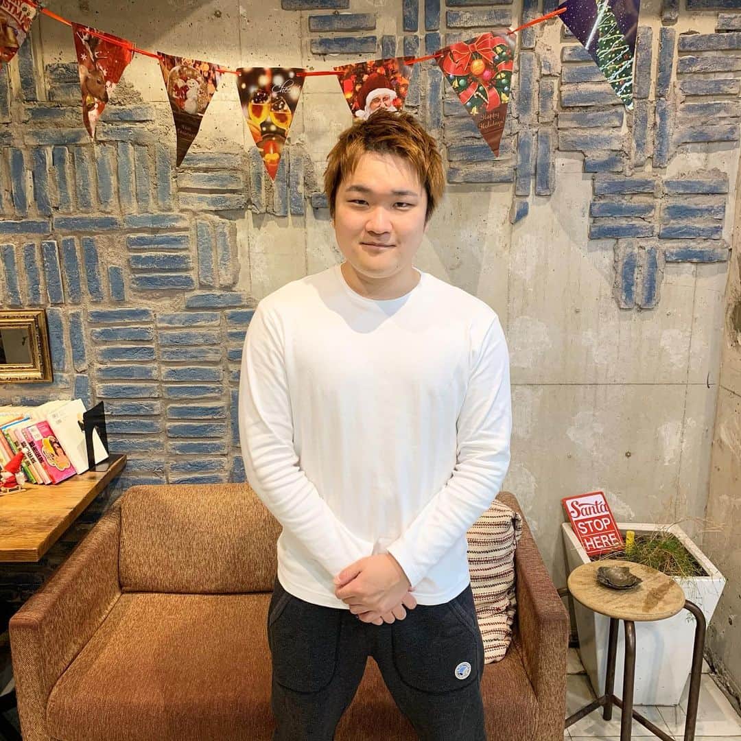 トミックのインスタグラム：「あんまり変わってないけど髪の毛を切りました😎  #トミスタj #トミック　#YouTuber #美容　#短髪の稲葉さんが好き  #エロスタグラム  #筋トレしてて中途半端な腕の太さが目立つ、、、」