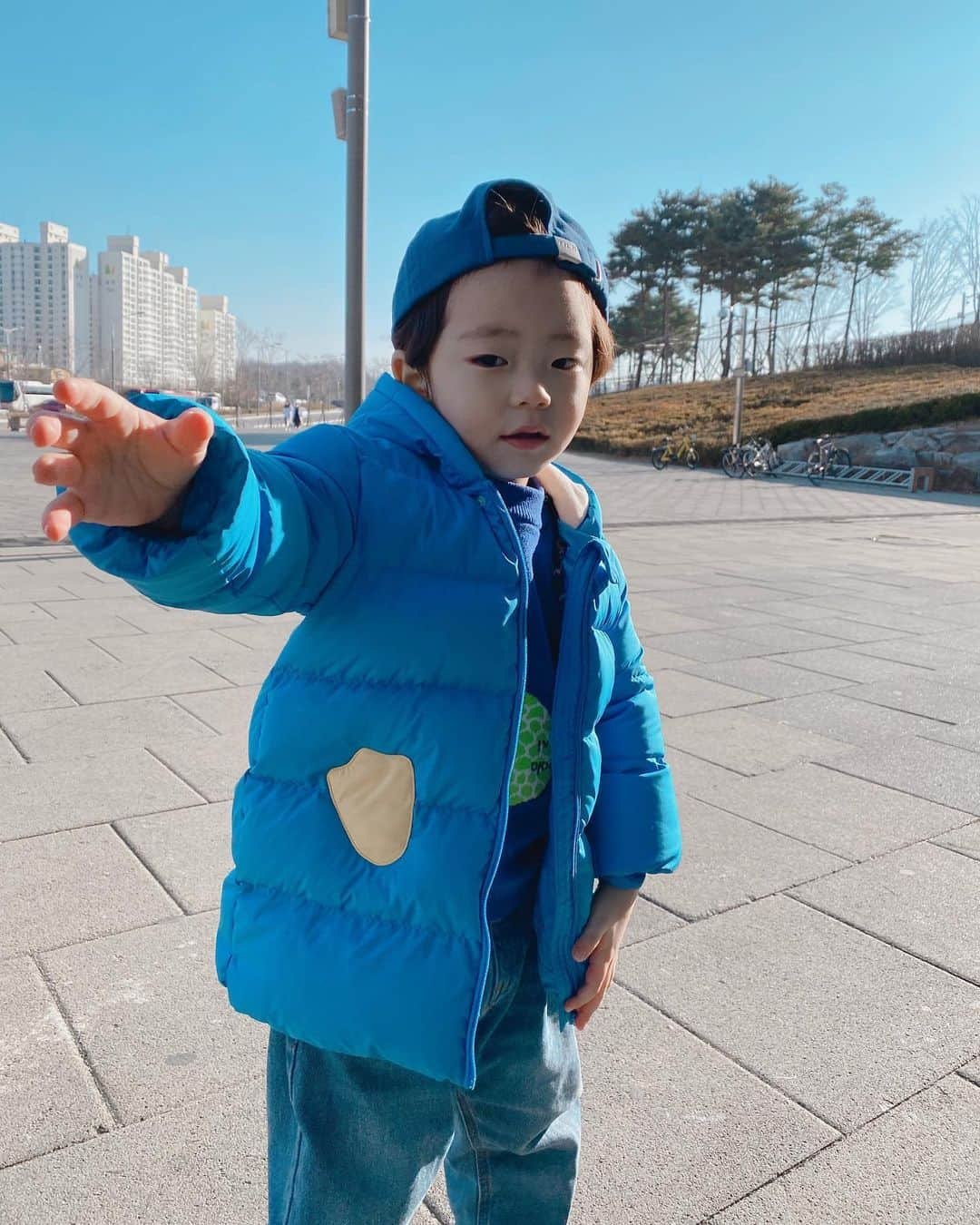 ウンチェさんのインスタグラム写真 - (ウンチェInstagram)「. 표정 하나하나가 다 사랑이야💙  요즘 누나 혼내면 엄마 혼내는 아들 , 나중에도 누나 잘 지켜줘- - - - - #아들바보 #아들스타그램 #육아스타그램  #찡그리는게 #예쁜표정인줄아는나이 #4짤 #뜽유스타그램 #ootd #balabala」12月6日 22時15分 - __leehye