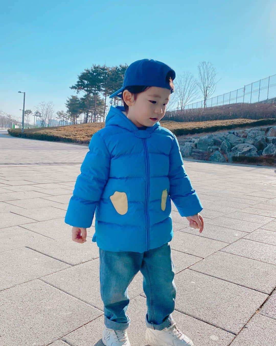 ウンチェさんのインスタグラム写真 - (ウンチェInstagram)「. 표정 하나하나가 다 사랑이야💙  요즘 누나 혼내면 엄마 혼내는 아들 , 나중에도 누나 잘 지켜줘- - - - - #아들바보 #아들스타그램 #육아스타그램  #찡그리는게 #예쁜표정인줄아는나이 #4짤 #뜽유스타그램 #ootd #balabala」12月6日 22時15分 - __leehye