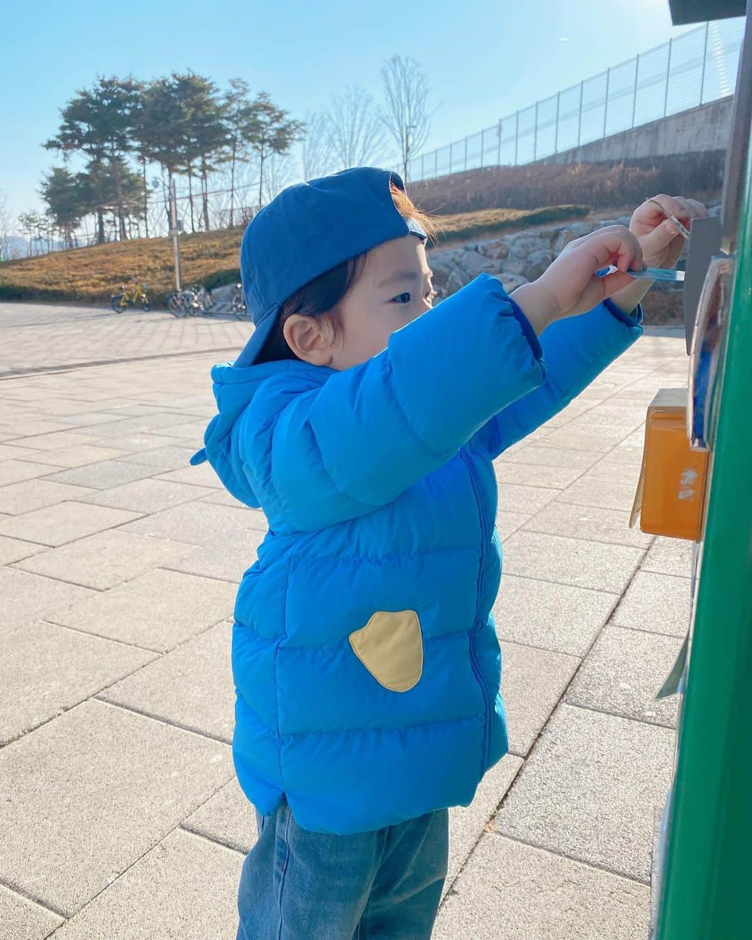 ウンチェさんのインスタグラム写真 - (ウンチェInstagram)「. 표정 하나하나가 다 사랑이야💙  요즘 누나 혼내면 엄마 혼내는 아들 , 나중에도 누나 잘 지켜줘- - - - - #아들바보 #아들스타그램 #육아스타그램  #찡그리는게 #예쁜표정인줄아는나이 #4짤 #뜽유스타그램 #ootd #balabala」12月6日 22時15分 - __leehye