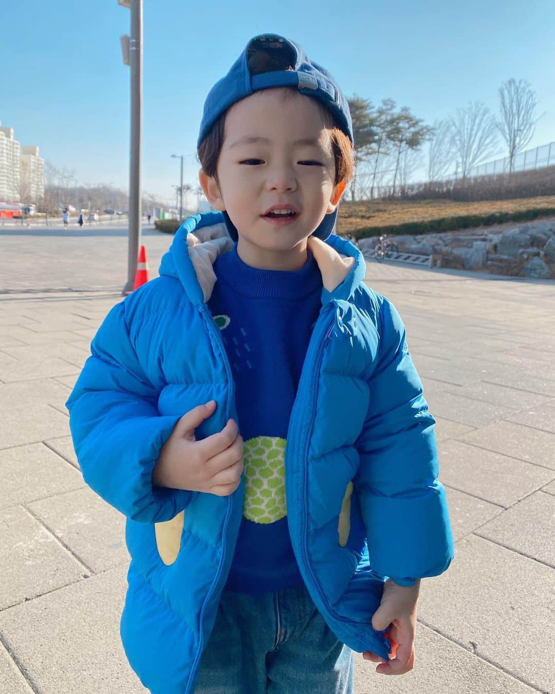 ウンチェのインスタグラム：「. 표정 하나하나가 다 사랑이야💙  요즘 누나 혼내면 엄마 혼내는 아들 , 나중에도 누나 잘 지켜줘- - - - - #아들바보 #아들스타그램 #육아스타그램  #찡그리는게 #예쁜표정인줄아는나이 #4짤 #뜽유스타그램 #ootd #balabala」