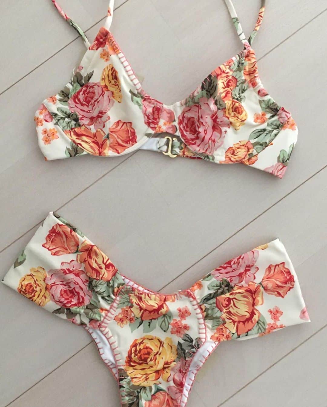 Luzさんのインスタグラム写真 - (LuzInstagram)「入荷済み😍  非現実的なほどロマンチック〜🌹  背中がフックでブラジャーのような作りのビキニトップは着心地楽チンです。 首の後ろに紐を回すホルタービキニよりも長時間の着用が楽。  腰の上の部分の布の幅に厚みがある分、お尻の露出部分がより強調されるように見える💖こういうデザインのボトムは太ももが太いのを気にしている人がそれを目立たなくさせたり、逆に腰の細さをカバーしてボリュームを出してみせる効果があります。  ※当店の商品は関東から日本のスタッフが発送します。 @brazilmizugicom  #brazilmizugi #brazilianbikini #bestbodyjapan  #bikini  #swimwear #ケツスタグラム #水着 #ビキニ #インポートビキニ #インポート水着 #コロンビアビキニ #ブラジリアンビキニ #旅女子 #beachbabe #beachgirl #映え  #写真撮影会 #セクシー系 #セクシーショット #セクシーお姉さん #被写体女子 #セクシーガール  #vacation *000000013097*」12月6日 22時15分 - brazilmizugicom