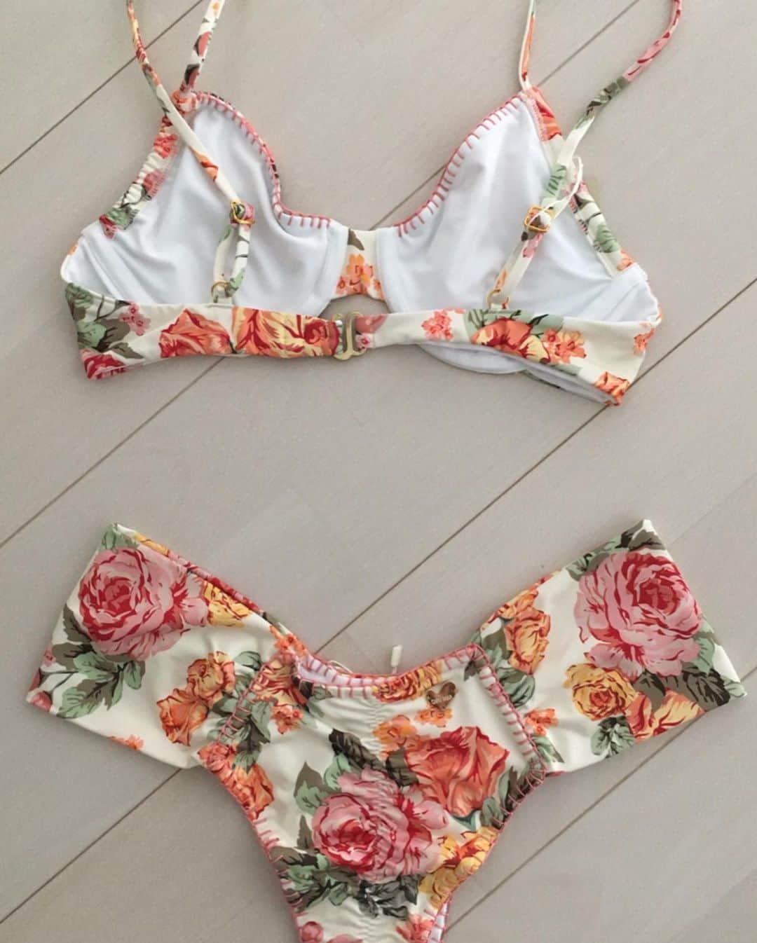 Luzさんのインスタグラム写真 - (LuzInstagram)「入荷済み😍  非現実的なほどロマンチック〜🌹  背中がフックでブラジャーのような作りのビキニトップは着心地楽チンです。 首の後ろに紐を回すホルタービキニよりも長時間の着用が楽。  腰の上の部分の布の幅に厚みがある分、お尻の露出部分がより強調されるように見える💖こういうデザインのボトムは太ももが太いのを気にしている人がそれを目立たなくさせたり、逆に腰の細さをカバーしてボリュームを出してみせる効果があります。  ※当店の商品は関東から日本のスタッフが発送します。 @brazilmizugicom  #brazilmizugi #brazilianbikini #bestbodyjapan  #bikini  #swimwear #ケツスタグラム #水着 #ビキニ #インポートビキニ #インポート水着 #コロンビアビキニ #ブラジリアンビキニ #旅女子 #beachbabe #beachgirl #映え  #写真撮影会 #セクシー系 #セクシーショット #セクシーお姉さん #被写体女子 #セクシーガール  #vacation *000000013097*」12月6日 22時15分 - brazilmizugicom