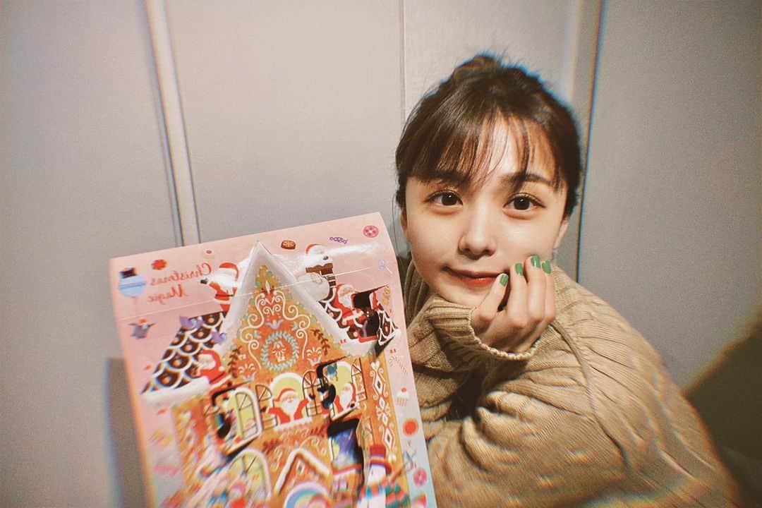 のインスタグラム：「クリスマスまで1日ずつ、 とびら開けてくんだ〜。🧸  #今日の足立 #アドベントカレンダー」