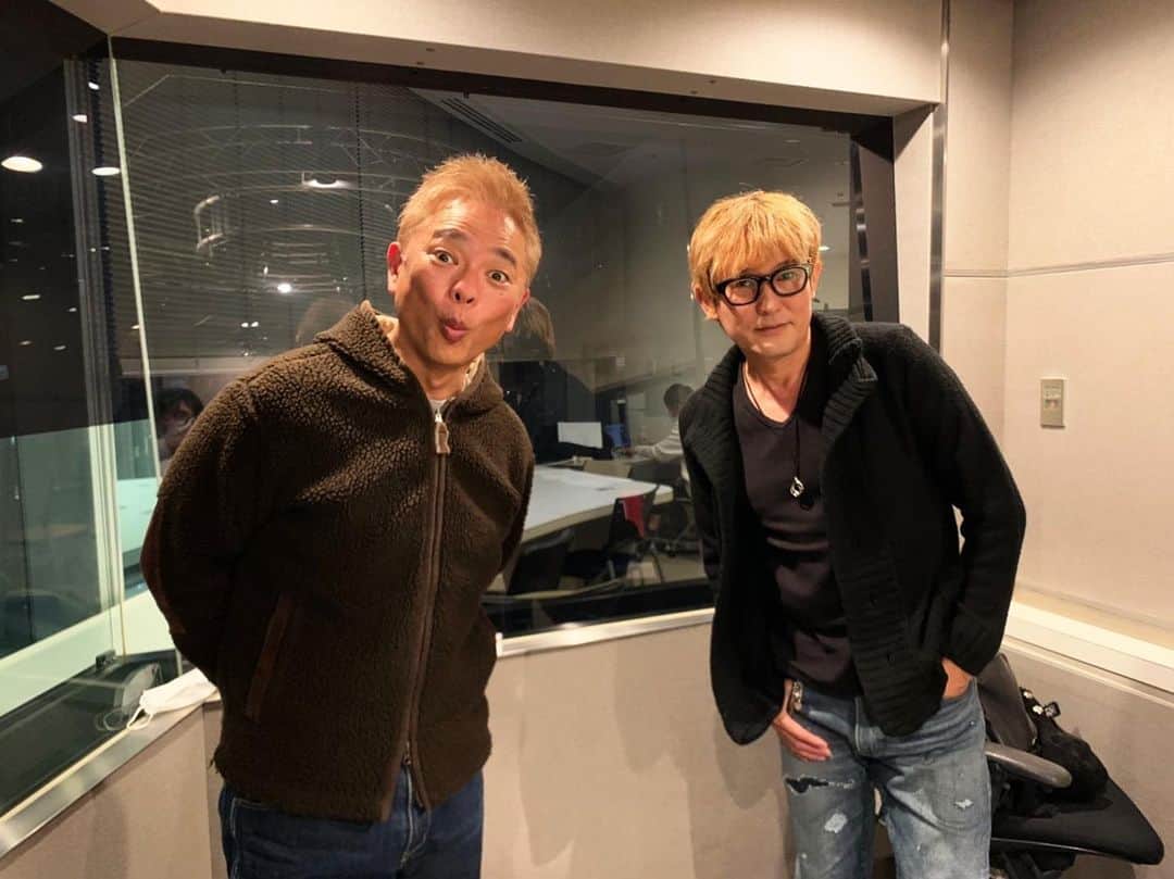 スガシカオのインスタグラム：「今夜もJ-WAVEを聴いていただき ありがとうございました！  恵さんの爆笑どSディスコ講座に すっかり飲み込まれましたね 笑  来週はしばじゅんことSSWの柴田淳さんと 一緒にドライブです。 お楽しみに！  お聞き逃しは #radiko で！！ http://radiko.jp/share/?t=20201206210000&sid=FMJ」