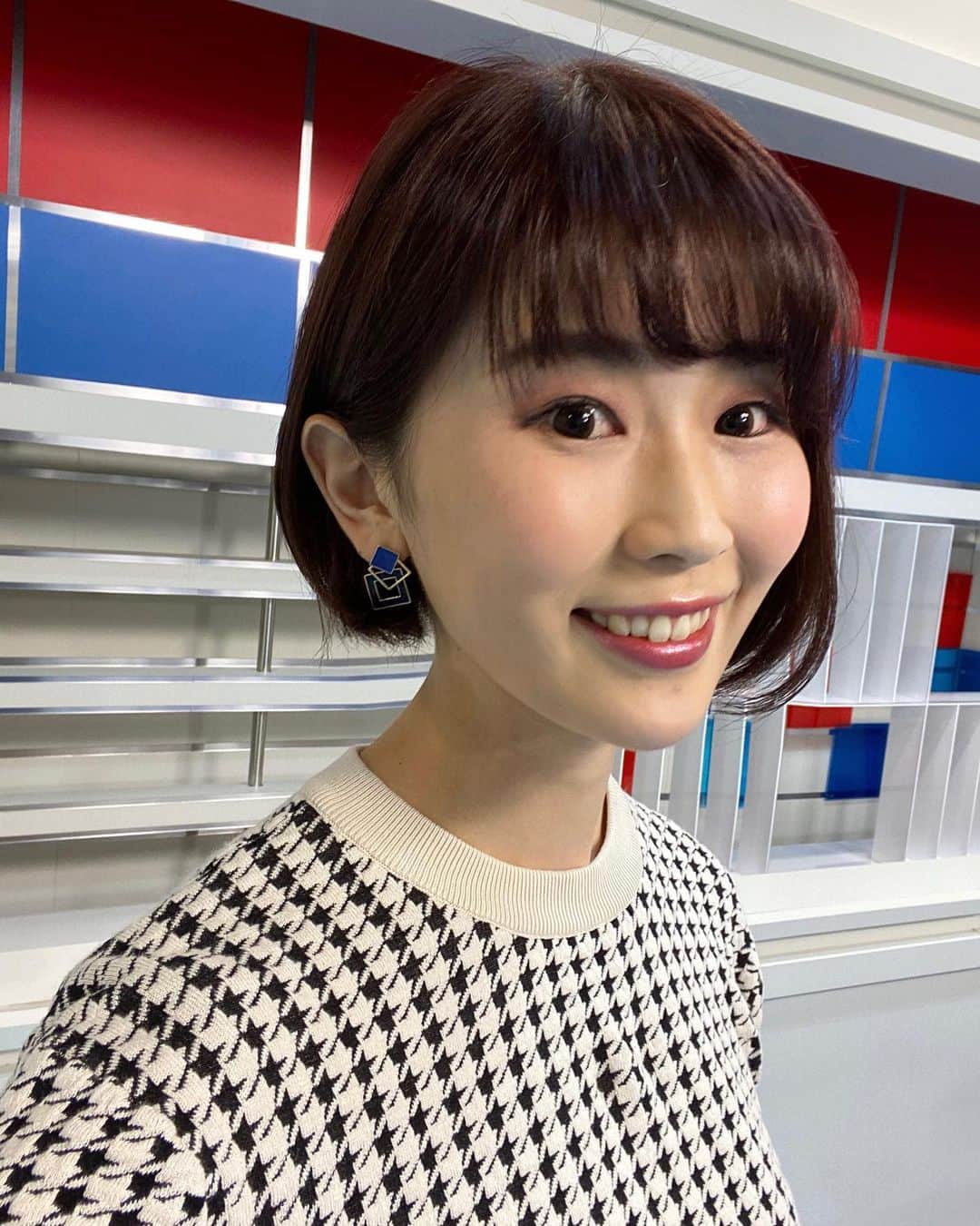 のインスタグラム：「今日の山梨スピリッツ✨ HIJI工房のピアス♪ @hijiki131  青いスカートなので青いピアスにしました✨  ヴァンフォーレ甲府は残念でしたが、 今季のチームを最後まで応援しましょう！ 今のメンバーの戦いが見られるのはあと4試合です！  #山梨県 #山梨 #yamanashi #甲府 #アナウンサー #ラジオパーソナリティ #ラジオパーソナリティー #ラジオ #radio #radiko #山梨放送 #ybsラジオ #小松千絵 #山梨スピリッツ #山梨スポーツ #スポーツ好き」