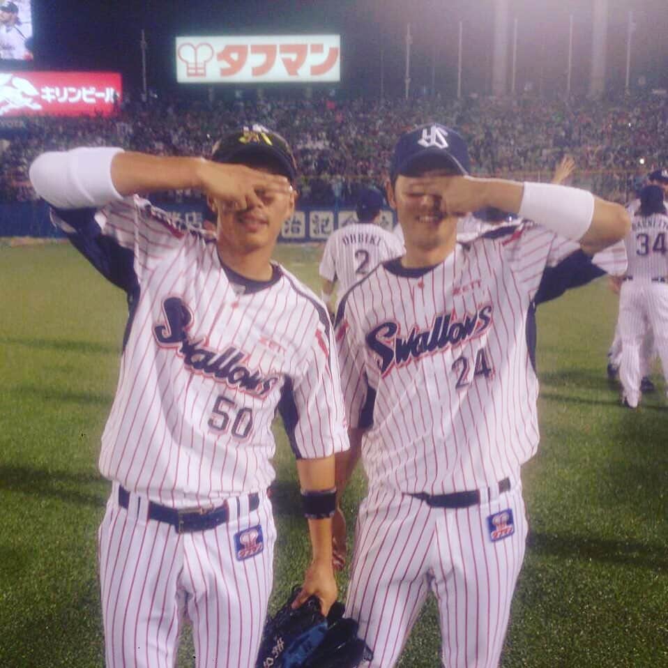 荒木貴裕のインスタグラム：「今日はファン感謝デーでした☆ いつもと違った形での開催でしたが、たくさんの方にお越しいただきありがとうございました！そして今シーズンもたくさんのご声援ありがとうございました✨来シーズンは皆様と喜び合えるよう頑張りますのでまたたくさんのご声援よろしくお願いします🙇‍♂️  つよし14年間お疲れ様！誤解されやすいキャラだけど、野球にまじめでいつもチームを盛り上げてくれてありがとう！  ※写真は2015年のものです」