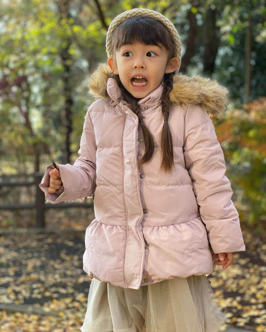 アレン明亜莉クレアさんのインスタグラム写真 - (アレン明亜莉クレアInstagram)「💛💛💛 イチョウの絨毯が綺麗な公園！ シダーローズという松ぼっくりをひろいました↟‧˚﻿﻿ ・ 20個くらい拾ったかな〜 木に穴があり、リスがいないか覗いていました😆 ・ ・ ・   #girlsmodel #5歳 #kidsmodel #子どものいる暮らし #女の子コーデ  #インスタキッズ #ig_baby #ig_kids #親バカ部  #ハーフキッズ #ママノワ #mixedkids #女の子モデル #ファッションモデル #おしゃれコーデ #おしゃれキッズ #mamanokoカメラ部 #instagram_kids #insta_kids #ベビフル #コズレ  #ママリ #キッズフォト  #メアリーちゃん」12月6日 22時23分 - mary.2015c