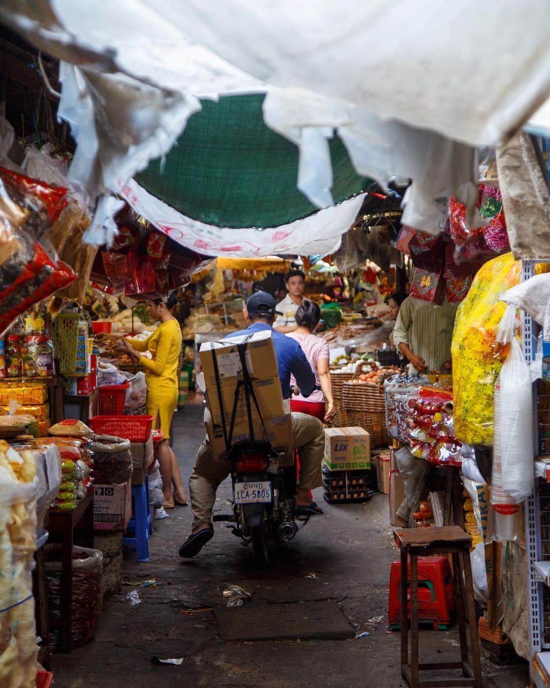 Shunsuke Miyatakeのインスタグラム：「Chaotic balance, Phsar Derm Kor, Phnom Penh, Cambodia」