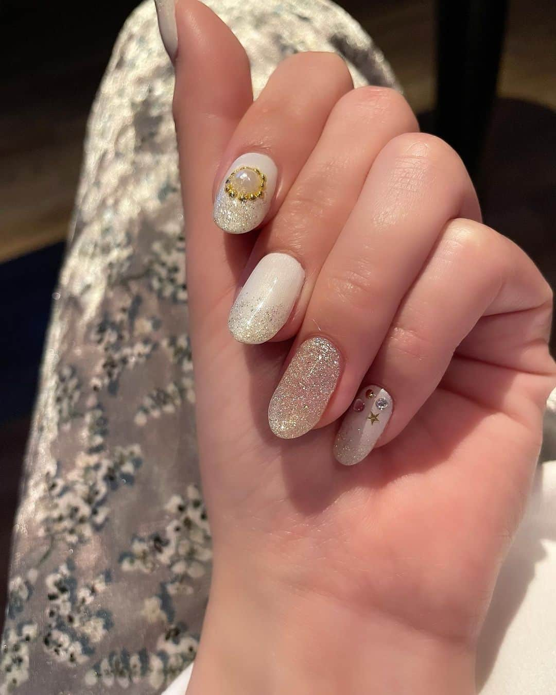 川村真洋さんのインスタグラム写真 - (川村真洋Instagram)「顔いっぱい。w  new nails☃️ White × Champagne Gold🍸  色もデザインもXmasっぽく♡.＊  #MAHIRO #真洋 #마히로 #ろってぃー #おそろってぃー #ロッティーシャツ #rottybean #白ネイル」12月6日 22時24分 - mahiro_kawamura_official