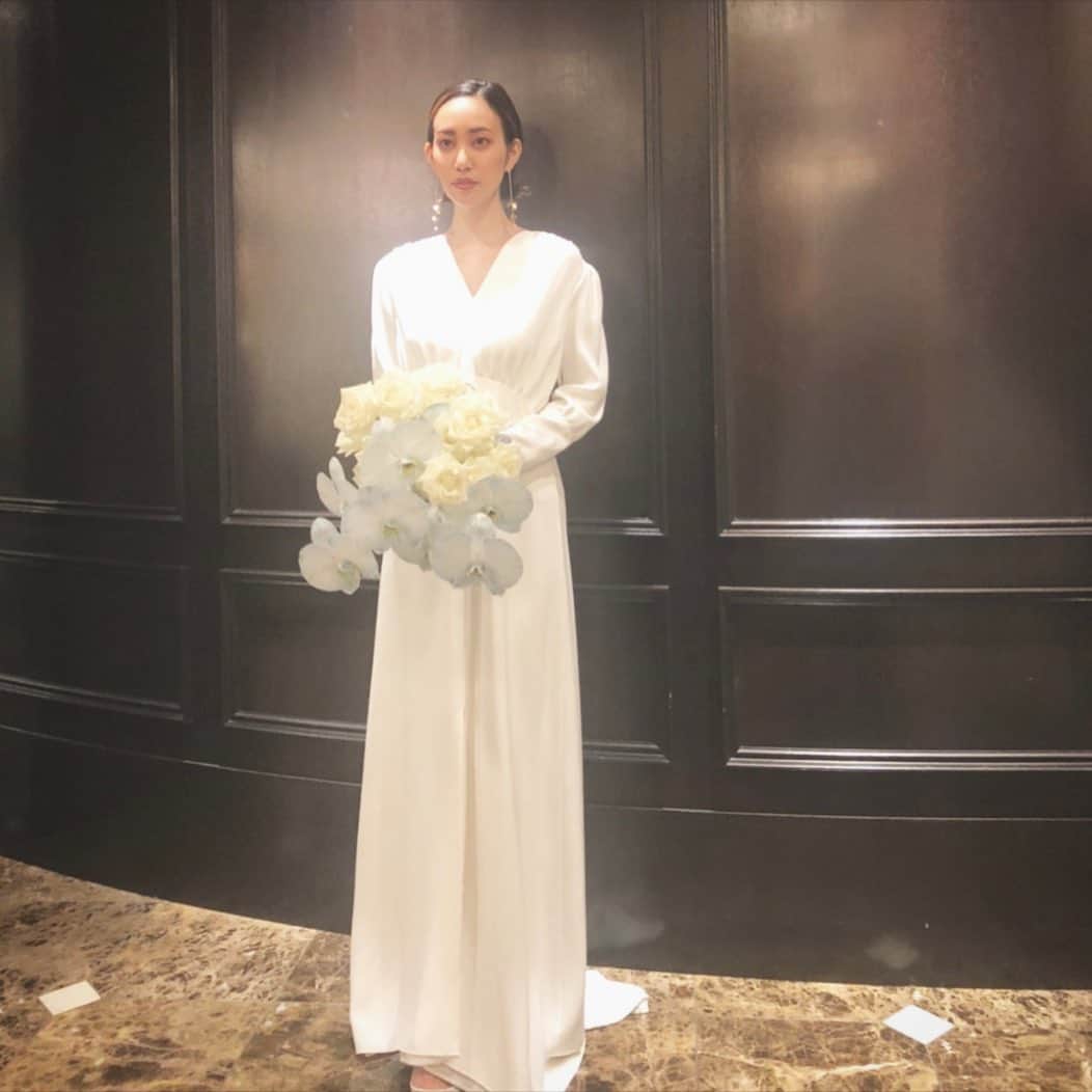 藤本奈月のインスタグラム：「このドレス、スタイリッシュで好きだった〜。 . . . @juno_weddingdress  @fugee_make_up_salon   -------------------------------------------------- #junowedding#試着レポ#試着#juno天神本店  #結婚式#結婚式準備#披露宴#挙式 #海外挙式#海外#神社#神社挙式#和婚 #花嫁#福岡花嫁#プレ花嫁#卒花#プレ花嫁福岡 #日本中のプレ花嫁さんと繋がりたい  #全国のプレ花嫁さんと繋がりたい  #福岡#福岡市#天神#九州#西通り」
