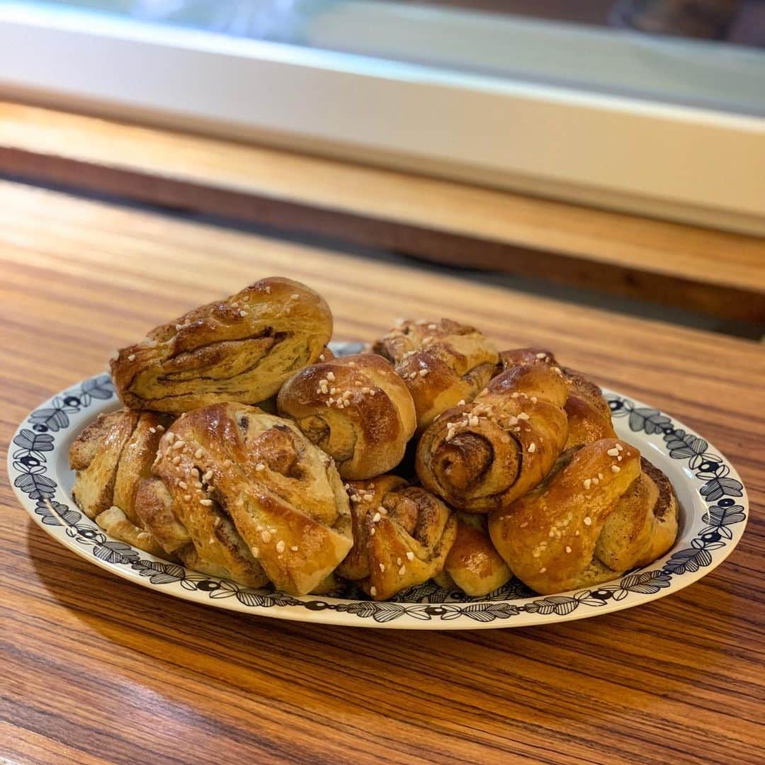 のインスタグラム：「手作りシナモンロール🇫🇮  #hyväitsenäisyyspäivä」