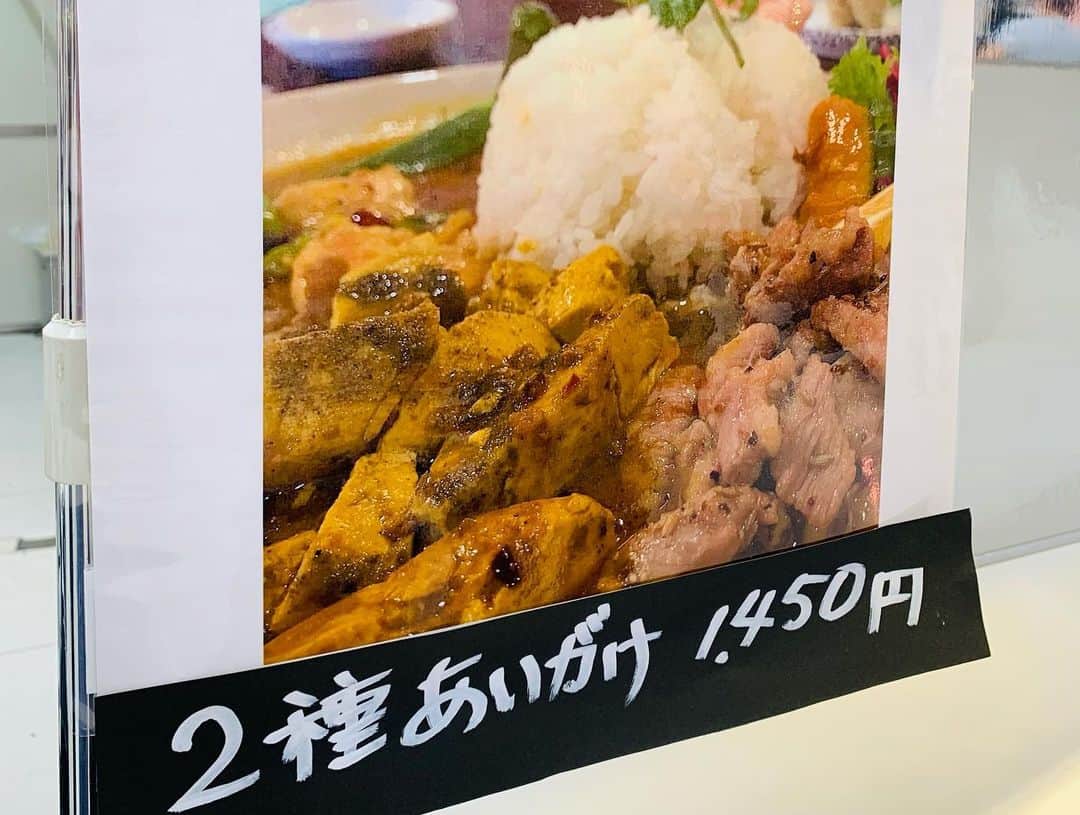 一条もんこさんのインスタグラム写真 - (一条もんこInstagram)「東武百貨店池袋店 カレーとおやつと。  東京にお店を構えている大阪から参戦してくださった大衆遊中華食堂八戒さん。  こちらも行列終わりでギリギリゲット！！ 一日中行列でとても盛り上がっておられました。 こちらは四川麻婆カリーとラムカリィ、魯肉のあいがけ弁当。 中華料理店なだけあって、素材の調理の仕方も普通とは違い、中華の技術を盛り込んだ料理。油通しをしたプルプルの豆腐にはリアルなスパイスが効いています。 ずっと食べたかったので感動でした、、‼︎‼︎8日まで食べられますのでぜひどうぞ♪ #大衆中遊華食堂八戒#東武百貨店池袋店#カレーとおやつと#大阪カレー#出店#スパイスカレー#ラムカリィと魯肉#あいがけ#四川麻婆豆腐カリィ#カレー#curry#中華カレー#催事#期間限定#肉肉肉#一条もんこ」12月6日 22時27分 - monko1215