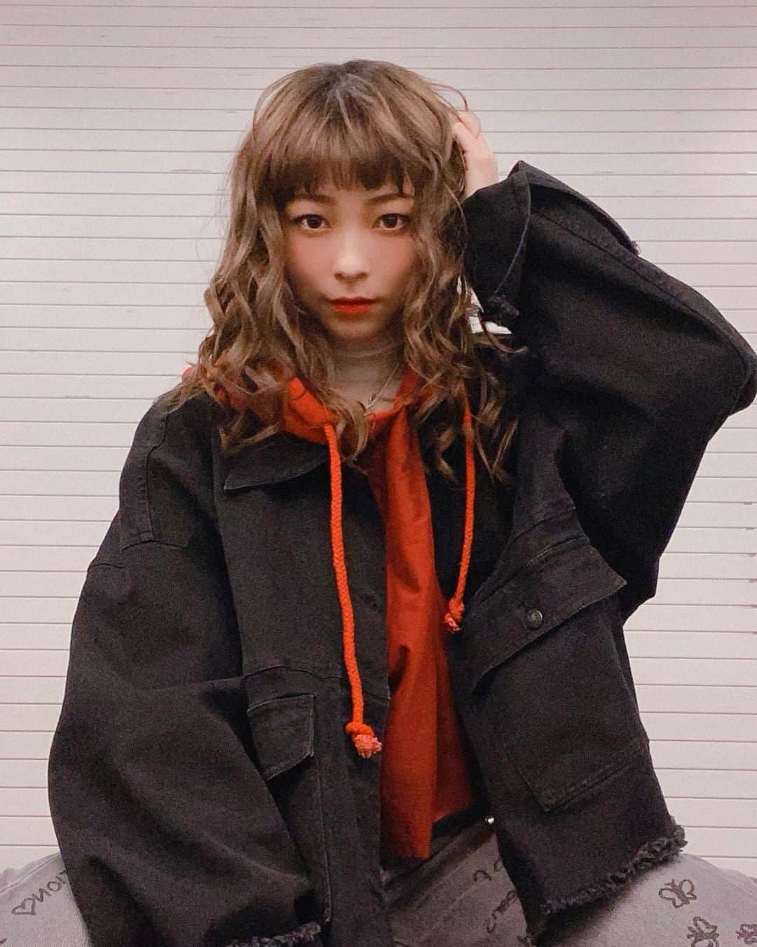 ジェニーのインスタグラム：「きょうは黒デニムロックで。  #ootd #fashion #rock #令和の赤頭巾ちゃん」