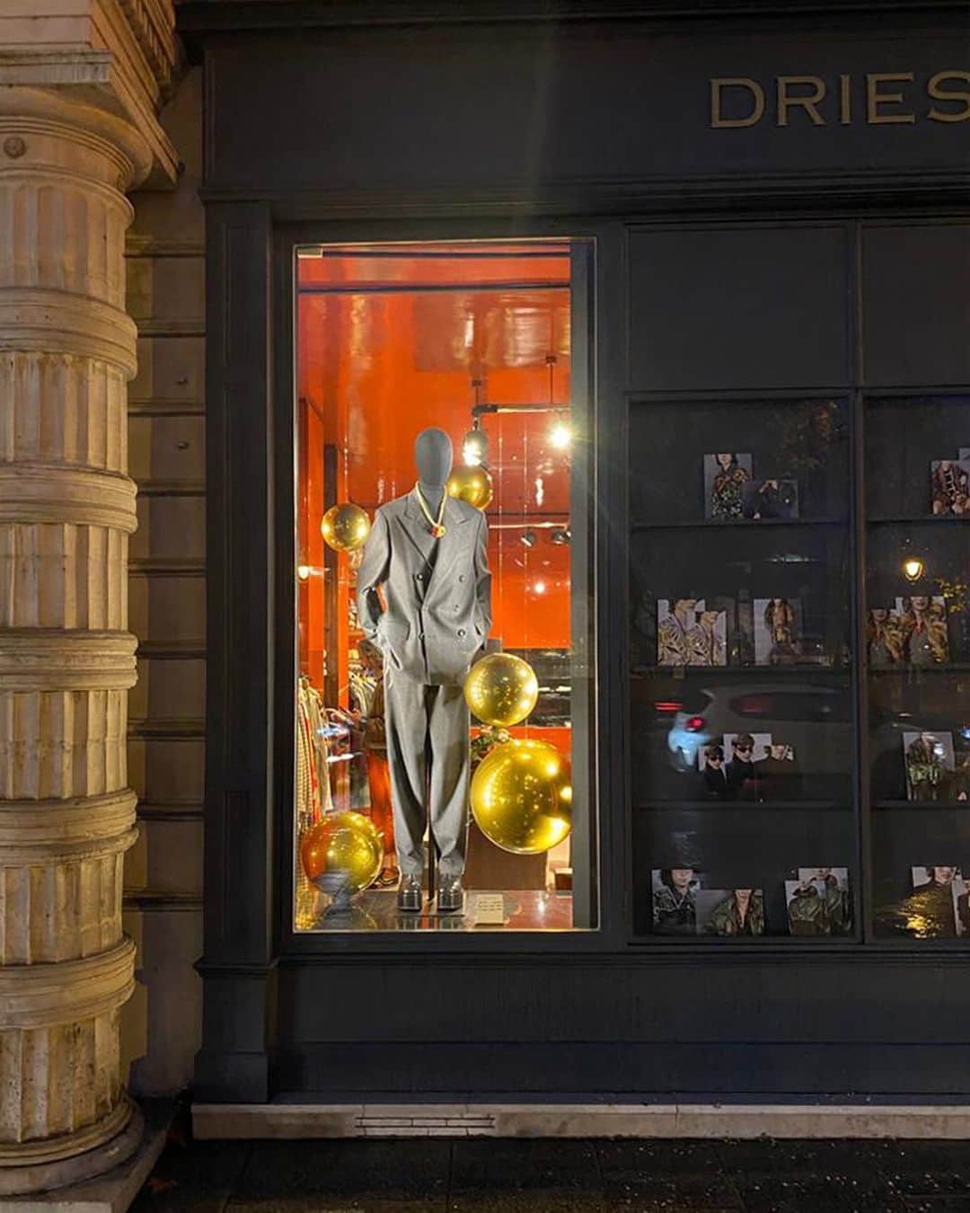 ドリス・ヴァン・ノッテンさんのインスタグラム写真 - (ドリス・ヴァン・ノッテンInstagram)「The windows at our menswear shop in Paris. @quaimalaquais   #driesvannoten #dvn #paris #france #windows」12月6日 22時35分 - driesvannoten