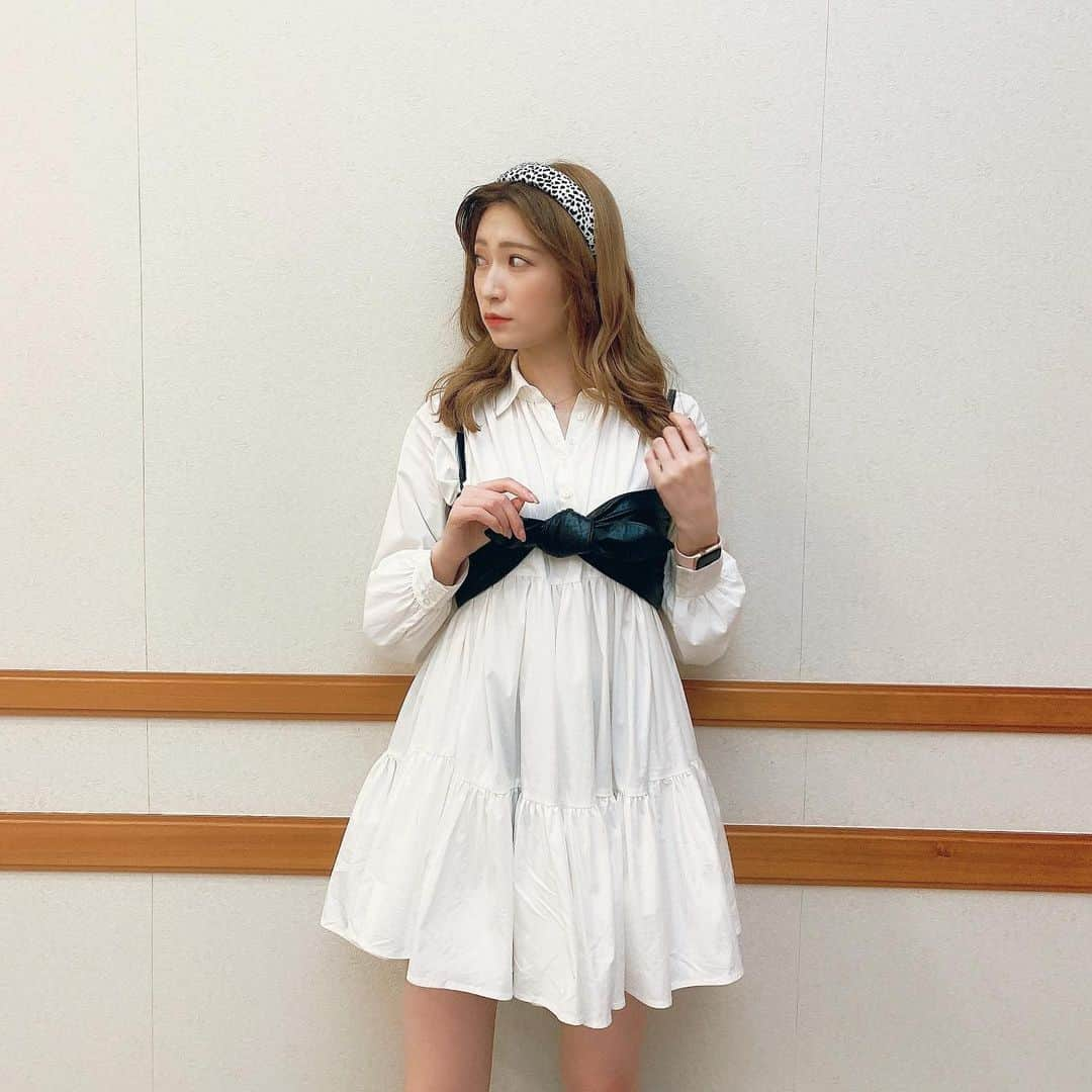 吉田朱里さんのインスタグラム写真 - (吉田朱里Instagram)「沖縄コーデ🤍🖤 この前の#eimyistoire の シャツワンピに #AMERI の レザービスチェを合わせたよ🖤 カチューシャは #GYDA 🤍 . 沖縄は雨が降ってて 肌寒かったです⛄️ #アカリンコーデ #ootd #fashion #fashiongram」12月6日 22時35分 - _yoshida_akari