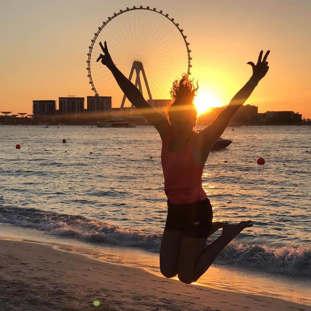 カテリナ・シニアコバさんのインスタグラム写真 - (カテリナ・シニアコバInstagram)「Warming up during sunset 🌞」12月6日 22時45分 - siniakovakaterina