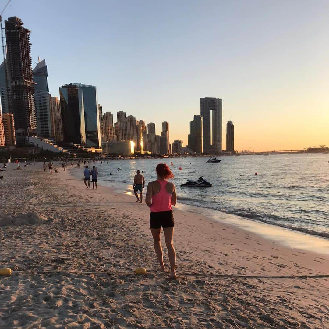 カテリナ・シニアコバさんのインスタグラム写真 - (カテリナ・シニアコバInstagram)「Warming up during sunset 🌞」12月6日 22時45分 - siniakovakaterina