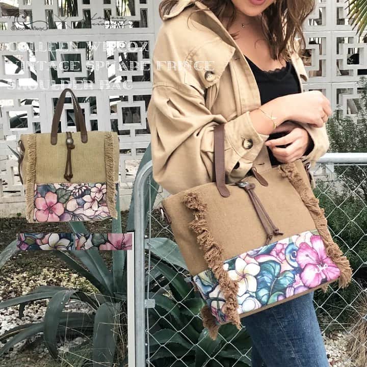 ラレイアのインスタグラム：「🌴 満足度🌟🌟🌟🌟🌟 Colleen Wilcoxのアートデザインのヴィンテージシリーズでも大人気！ スクエアフリンジトートが今だけスーパーSALEで3,150円+taxに😍💕 ・ しかもスーパーSALE期間中使えるお得なクーポンも配布中なのでこちらもご利用可能！ ・ 今ご注文で即納対応可能です✨ ・ ぜひお見逃しなく🧡 ・ ・ ・ ---La Leia Precious Life(ラレイア)--- @laleia_official ・ 楽天市場店 https://www.rakuten.co.jp/laleia-p-life/ ・ ・ ・ #art#hawaii#aloha#surf#beach#laleia#ハワイ#フォトジェニック#インスタ映え#インスタ女子#アロハ#ビーチ#海を感じる雑貨#ラレイア#アート#ビーチガール#サーフスタイル#大人カジュアル#コリーンウィルコックス#ギフト#プレゼント#楽天スーパーセール #楽天 #colleenwilcox #トートバッグ #ショルダーバッグ」